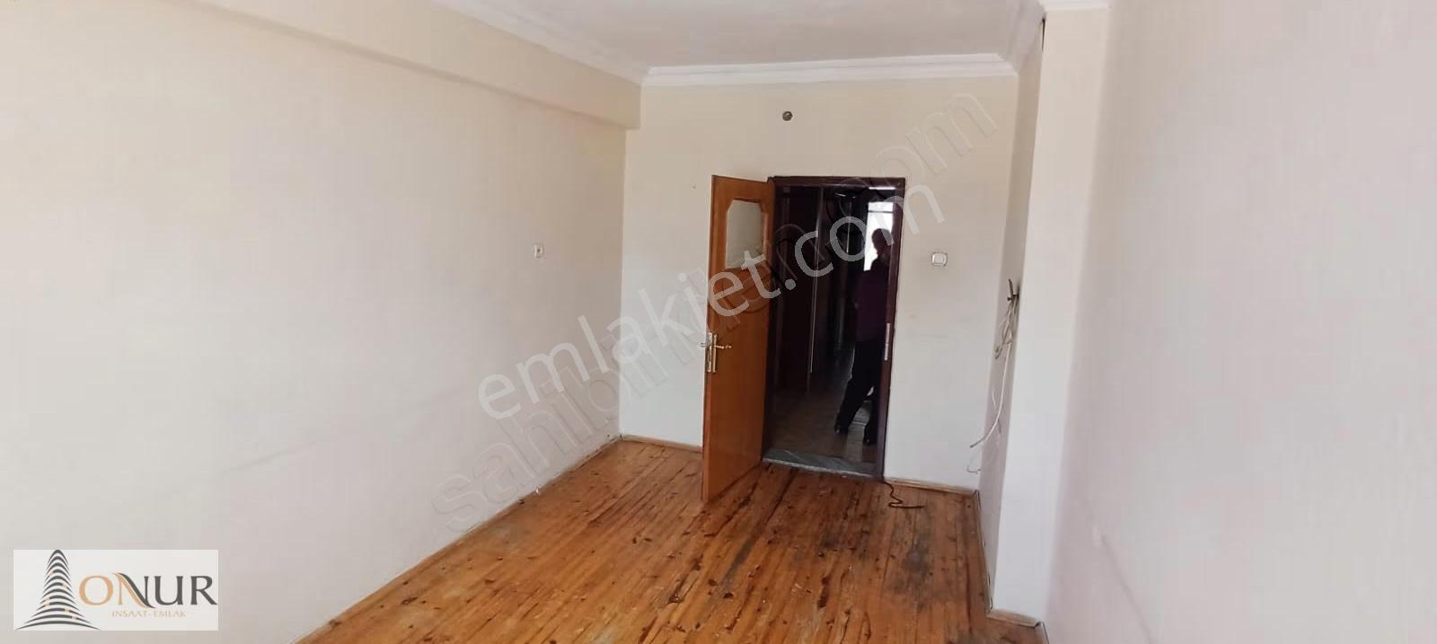 Onur Emlak Esenler Mah. 2+1 Satılık Geniş Ara Kat Daire - Görsel 13