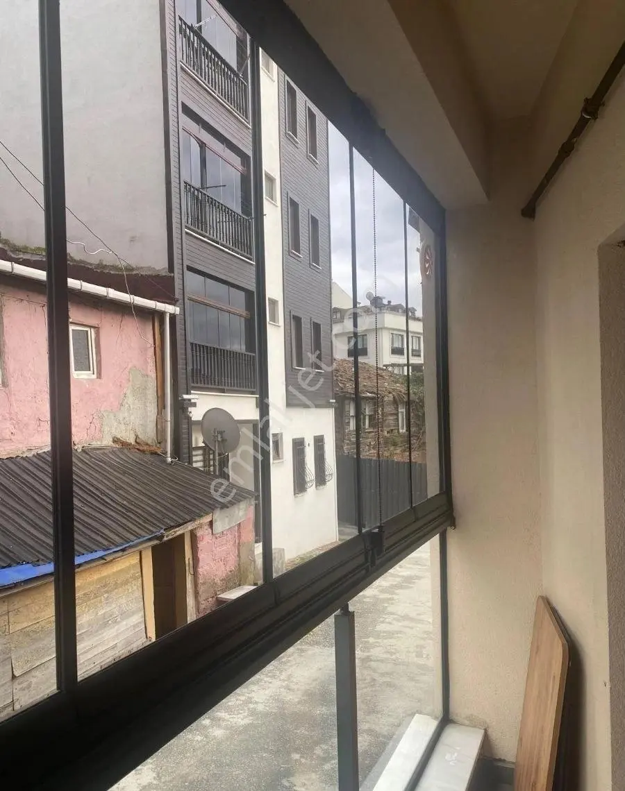 Kemerburgaz Merkezde 1+1 Balkonlu Kapalı Mutfaklı 40 M2 Net