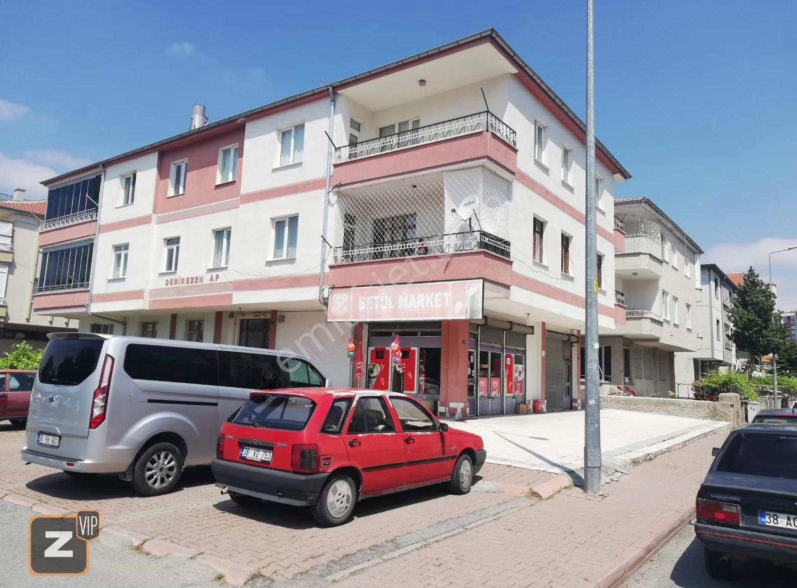 Yeni Mallalle'de Satılık 3+1 Kombi Isıtmalı Daire - Görsel 3
