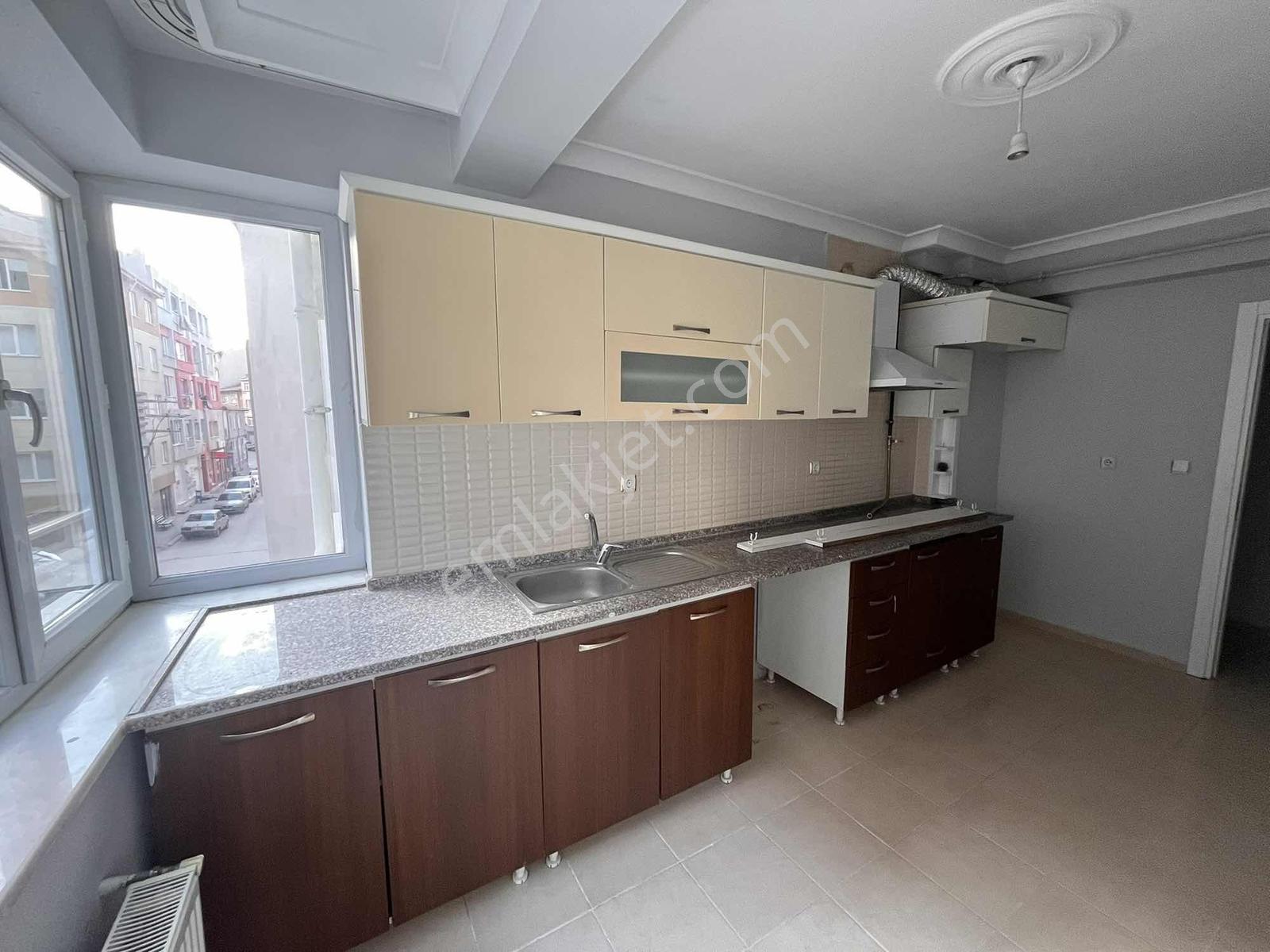 Eker'den Sevinç Caddesi Yakını Asansörlü Ara Kat 2+1 Kiralık - Görsel 4