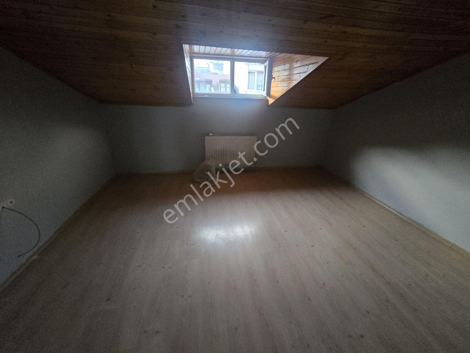 Mimar Emlak'tan Mehmet Akifte Kiralık 1+1 Dubleks Çatı Katı