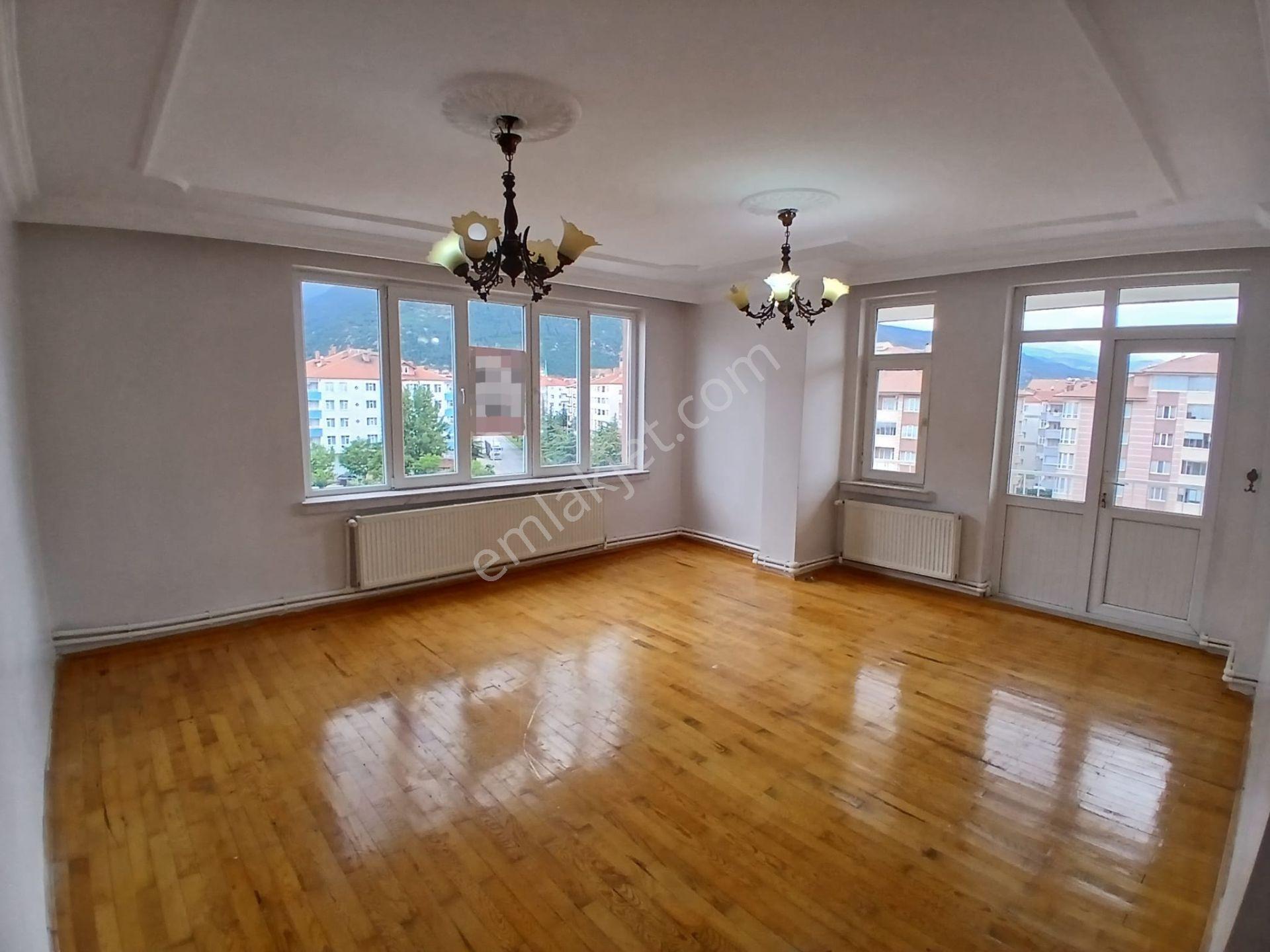 Akçay Emlak'tan Stadyum Civarında Ara Kat Bakımlı Asnsörlü Satılık 3+1 Daire - Görsel 8