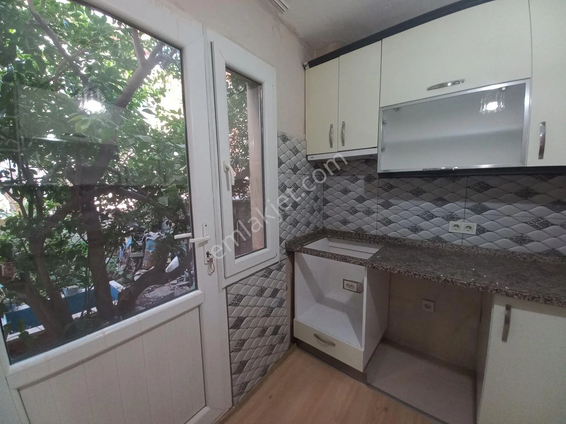 Bornova Zafer Mahallesi'nde Kiralık 1+1 Ferah Daire - Görsel 3