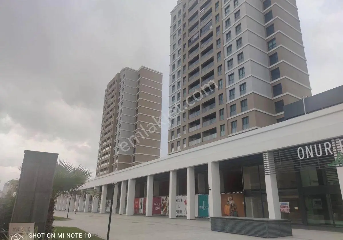 Ak Emlaktan Esenyurt Onur Life Evlerinde 52 Metre Kiralık Dükkan