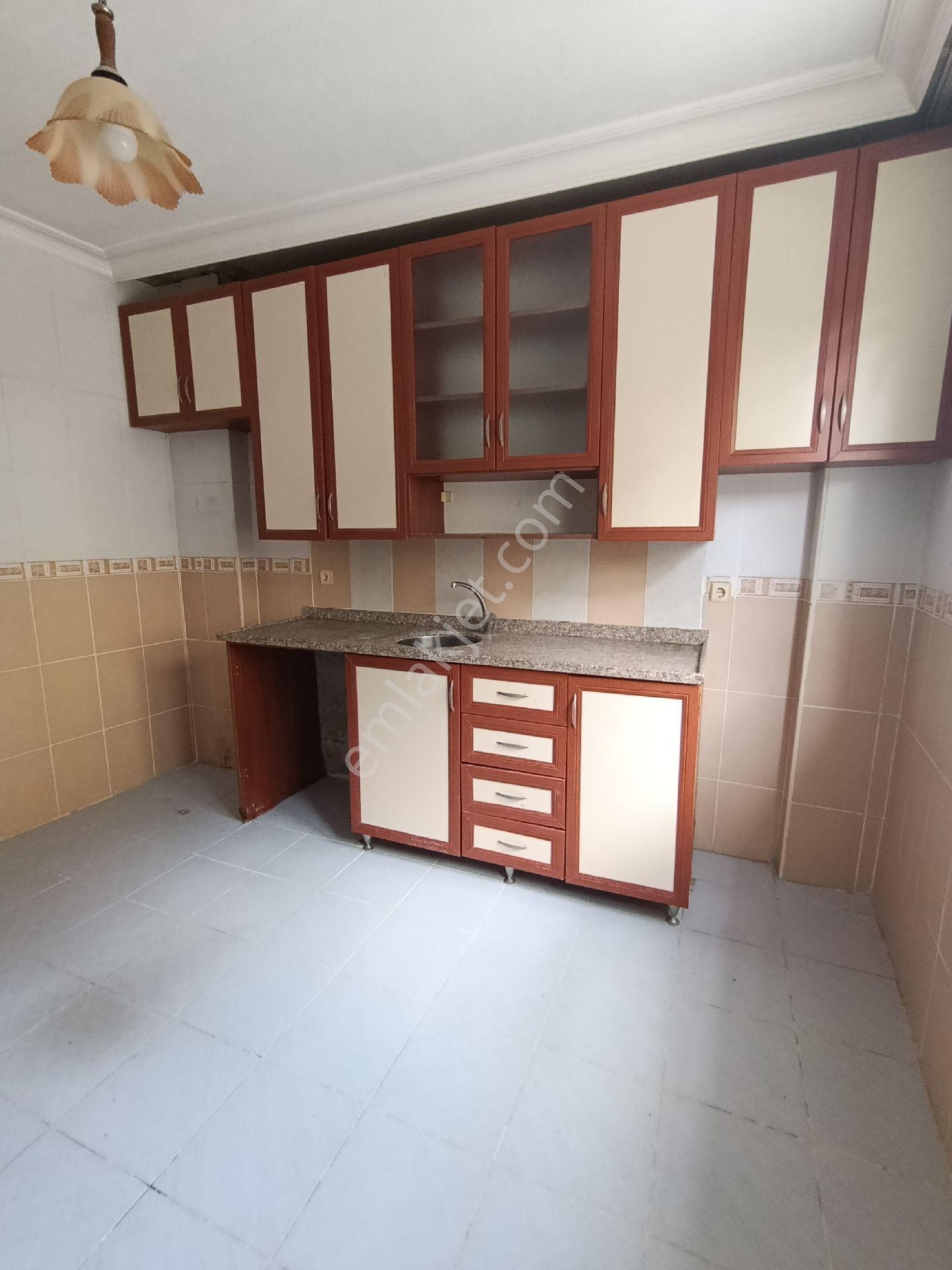 Yeşilyurt Sali Pazar Arkası 2+1 Kapali Mutfak