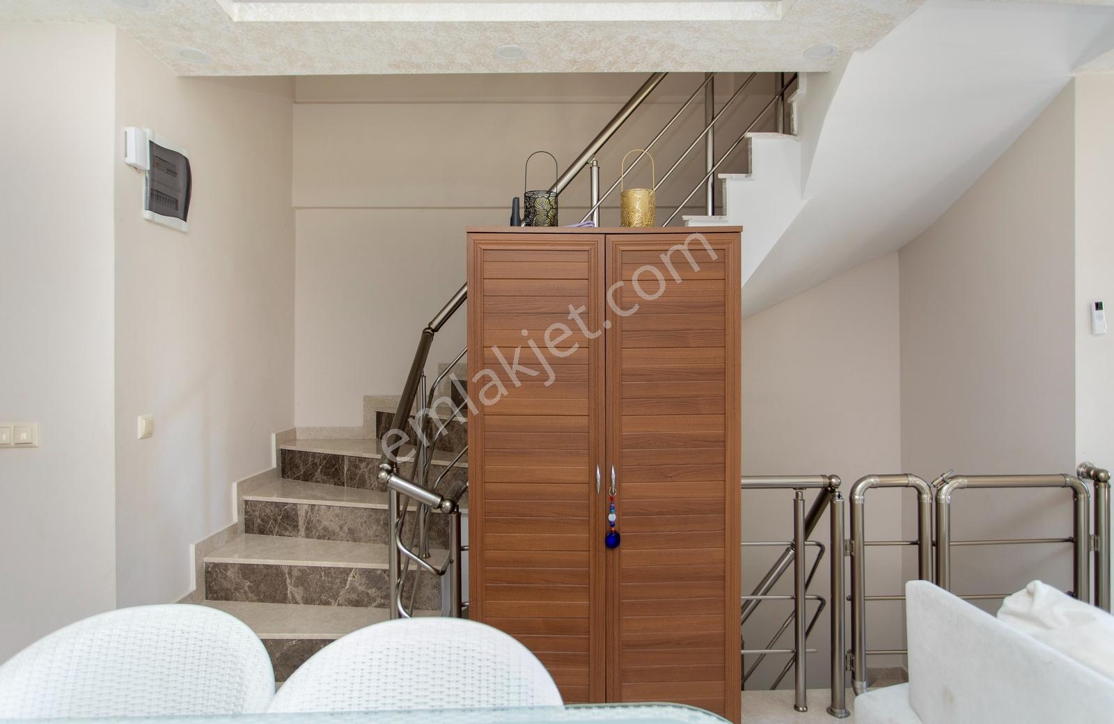 Foça Fatih Mahallesi Satılık 4+2 Deniz Manzaralı Tripleks Villa - Görsel 9