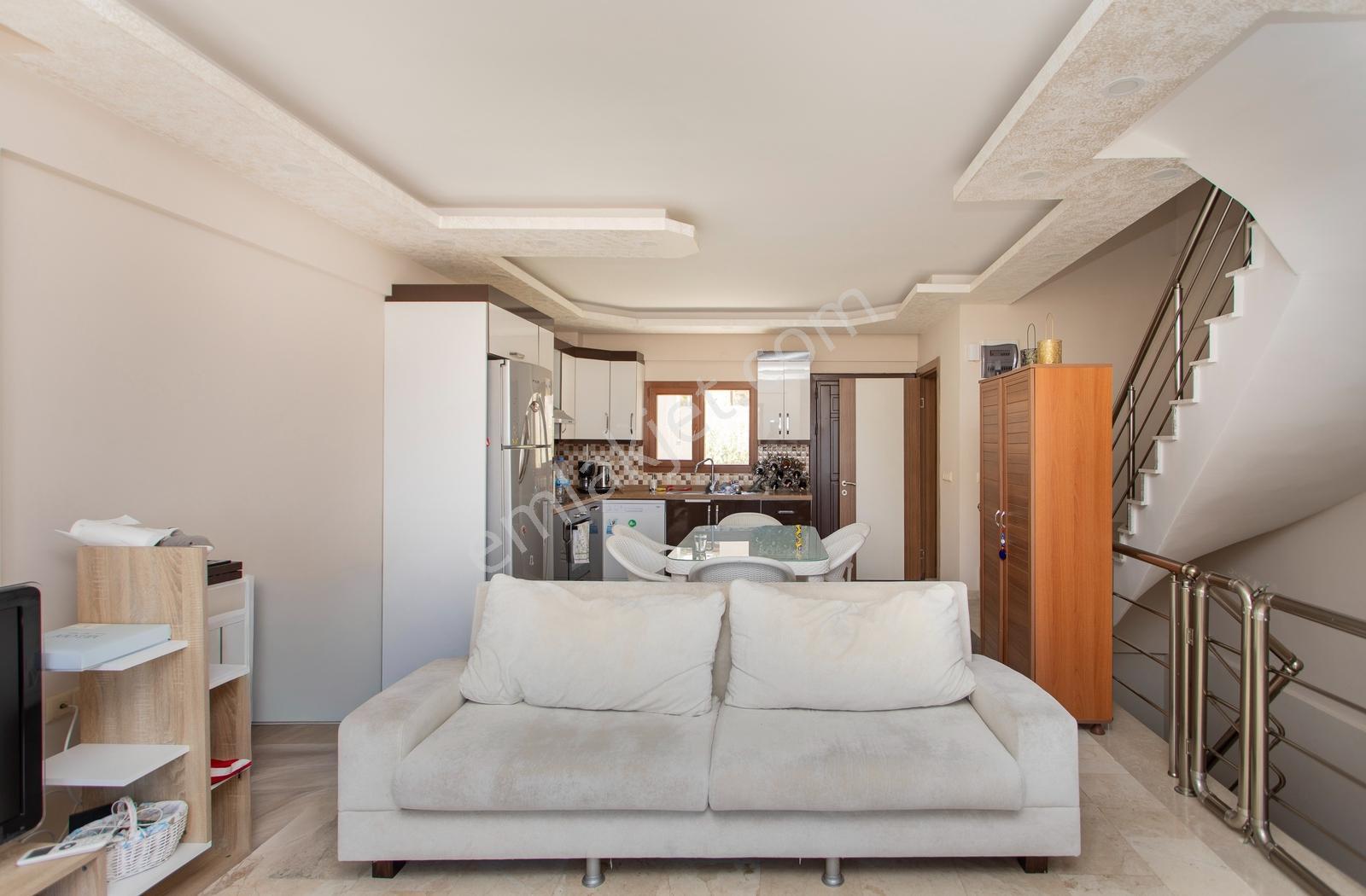 Foça Fatih Mahallesi Satılık 4+2 Deniz Manzaralı Tripleks Villa - Görsel 3