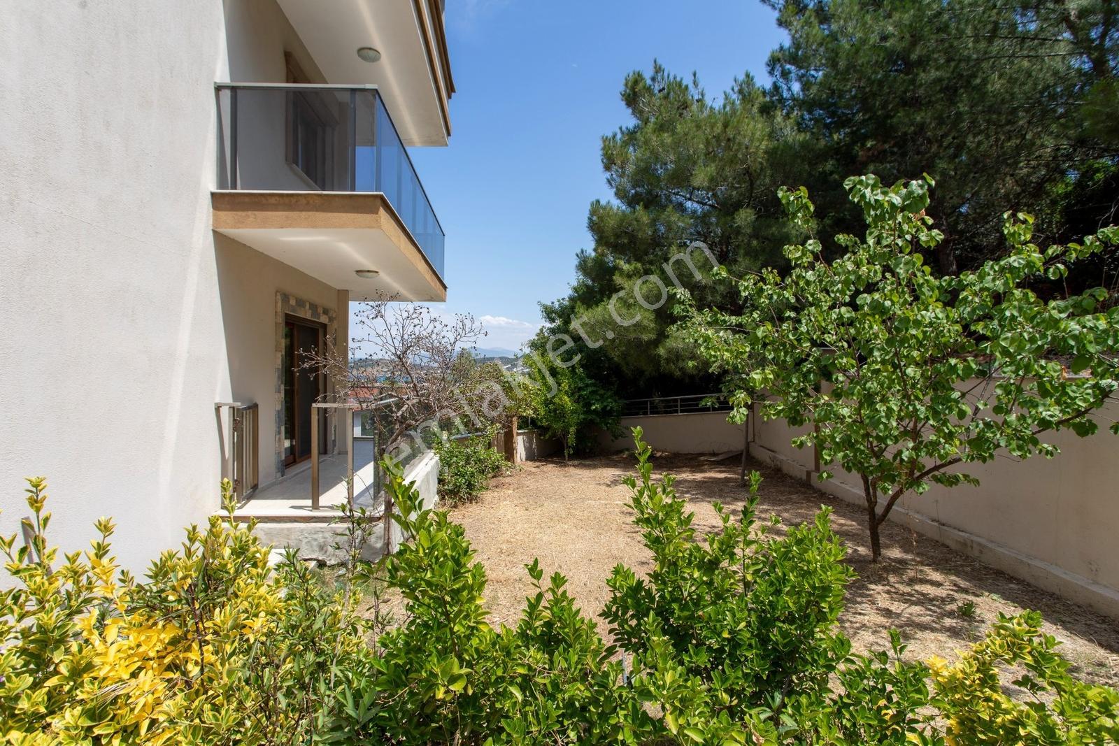 Foça Fatih Mahallesi Satılık 4+2 Deniz Manzaralı Tripleks Villa - Görsel 13