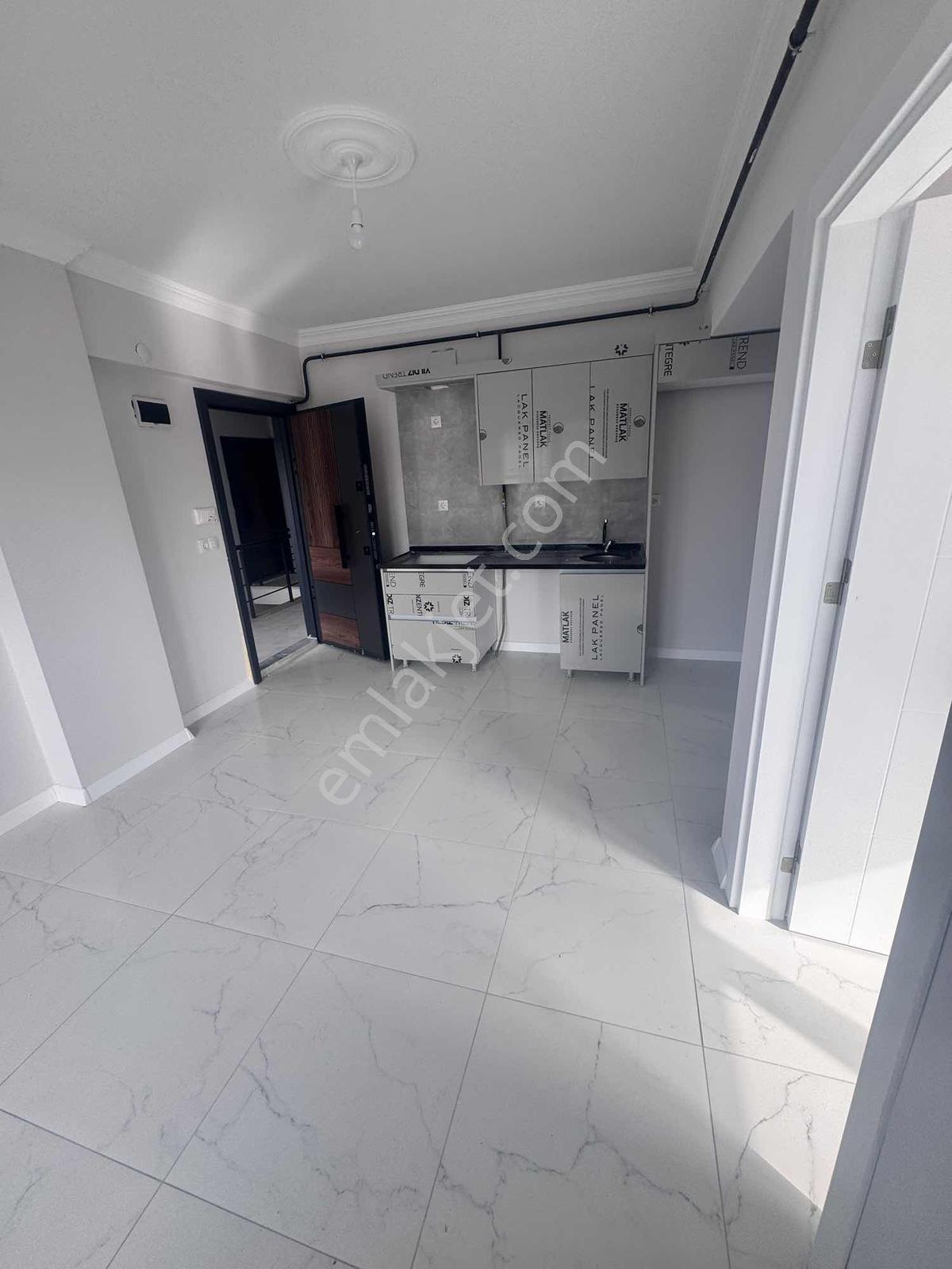 Sancak Emlaktan Yeni Mahallede Orta Kat Kiralık 1+1 - Görsel 2