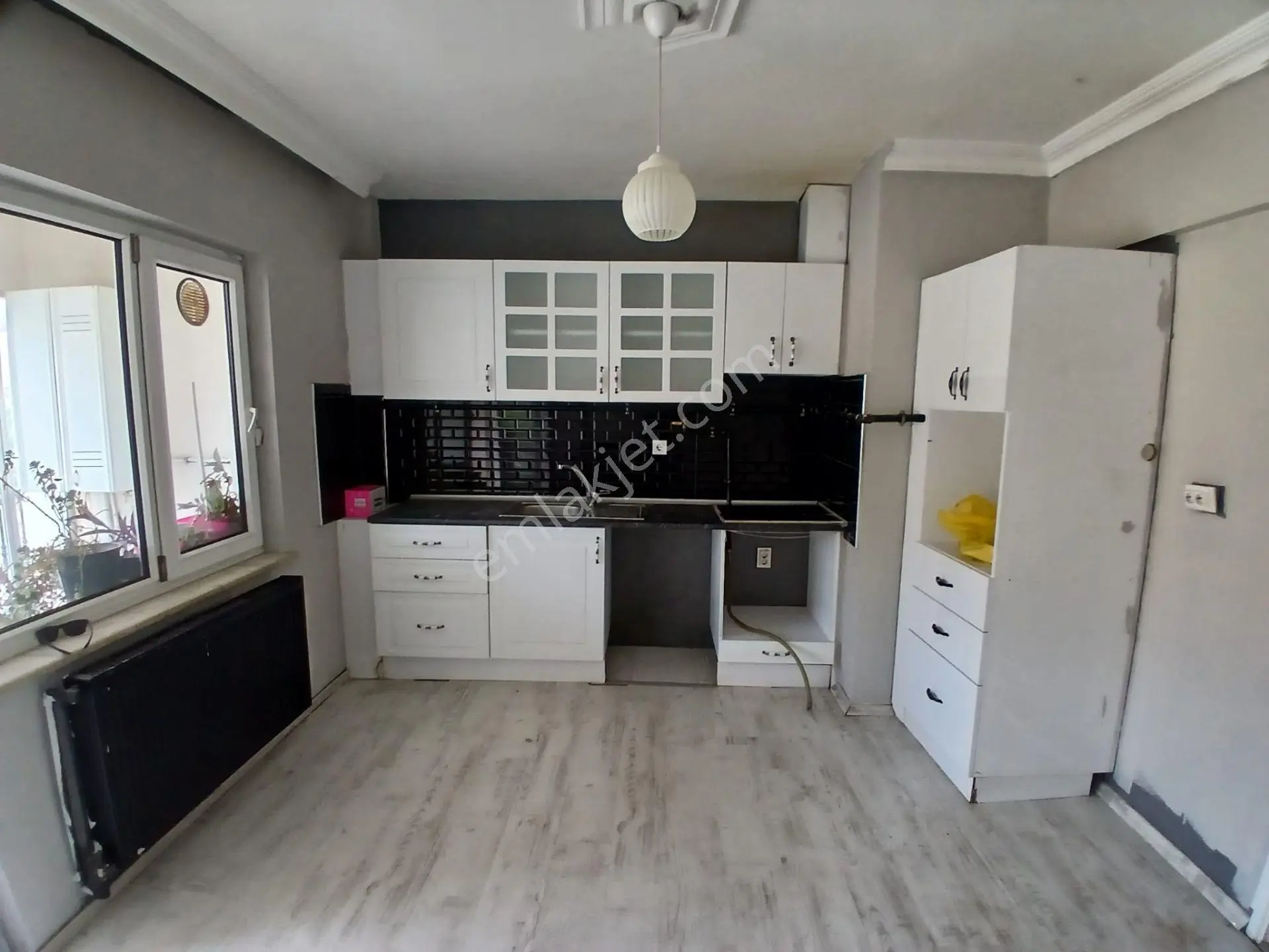 Ender Uysal Gayrimenkulden Foruma Yakın 2+1 Kiralık Asansörlü İş Yeri..