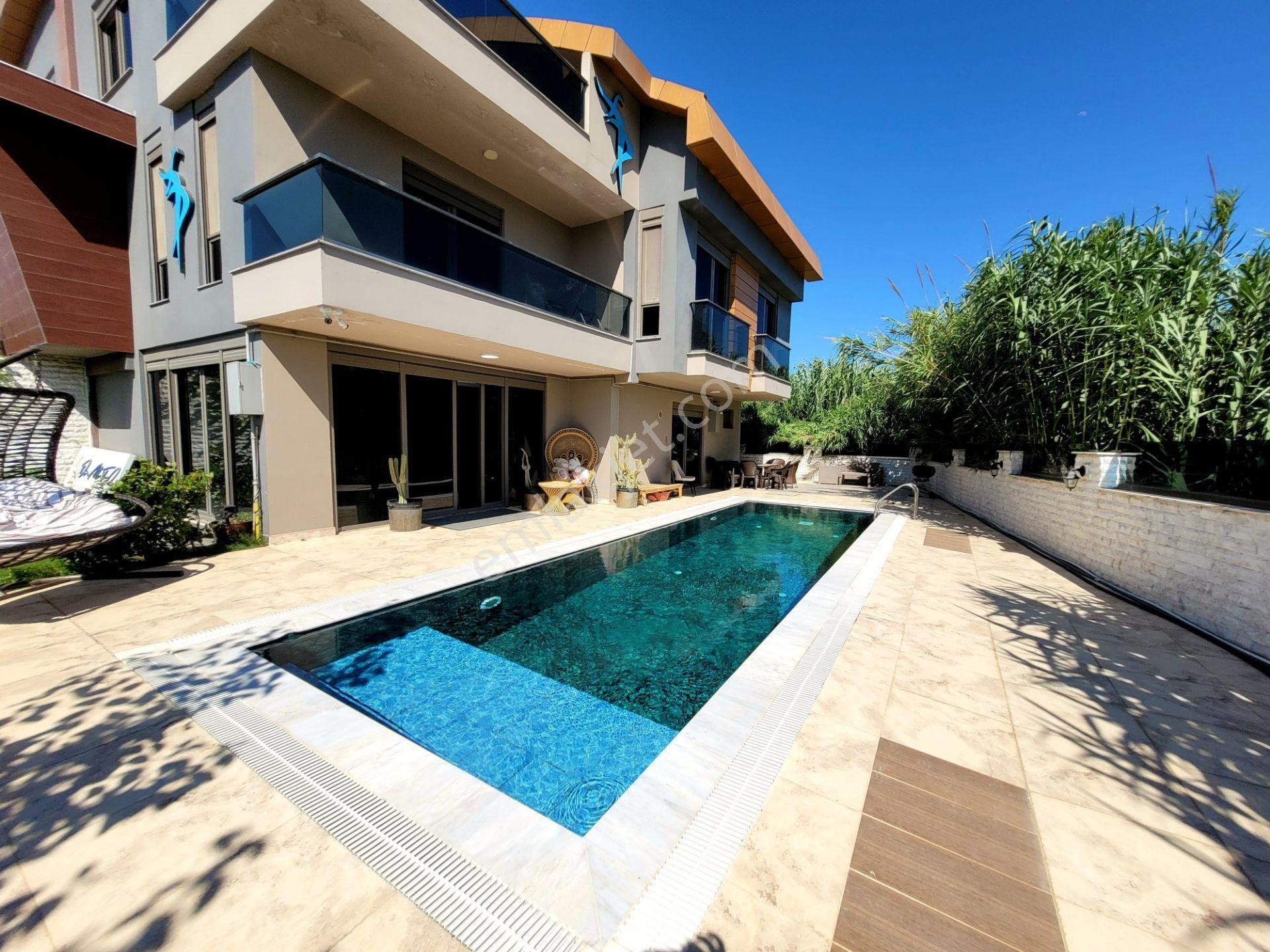 Kundu Turizm Yolunda 7+1 Havuzlu - Doğalgazlı Tripleks Villa