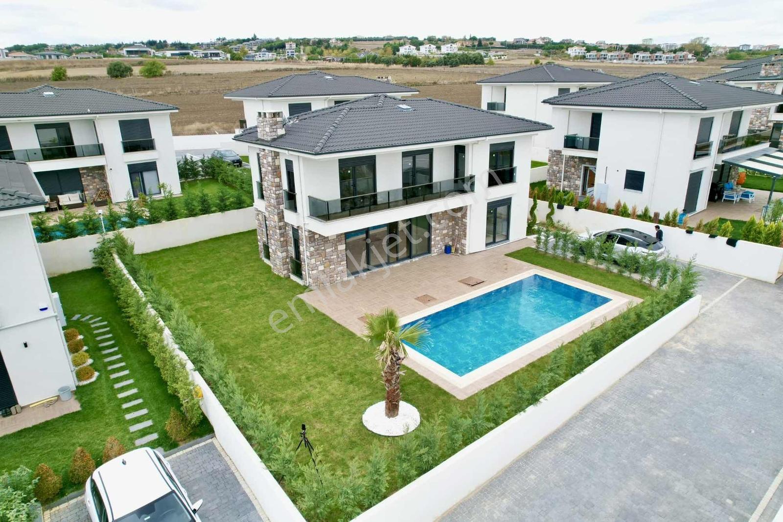 [kassel Yapı] Güvenlikli Site İçinde-500m2 Bahçeli-havuzlu Villa