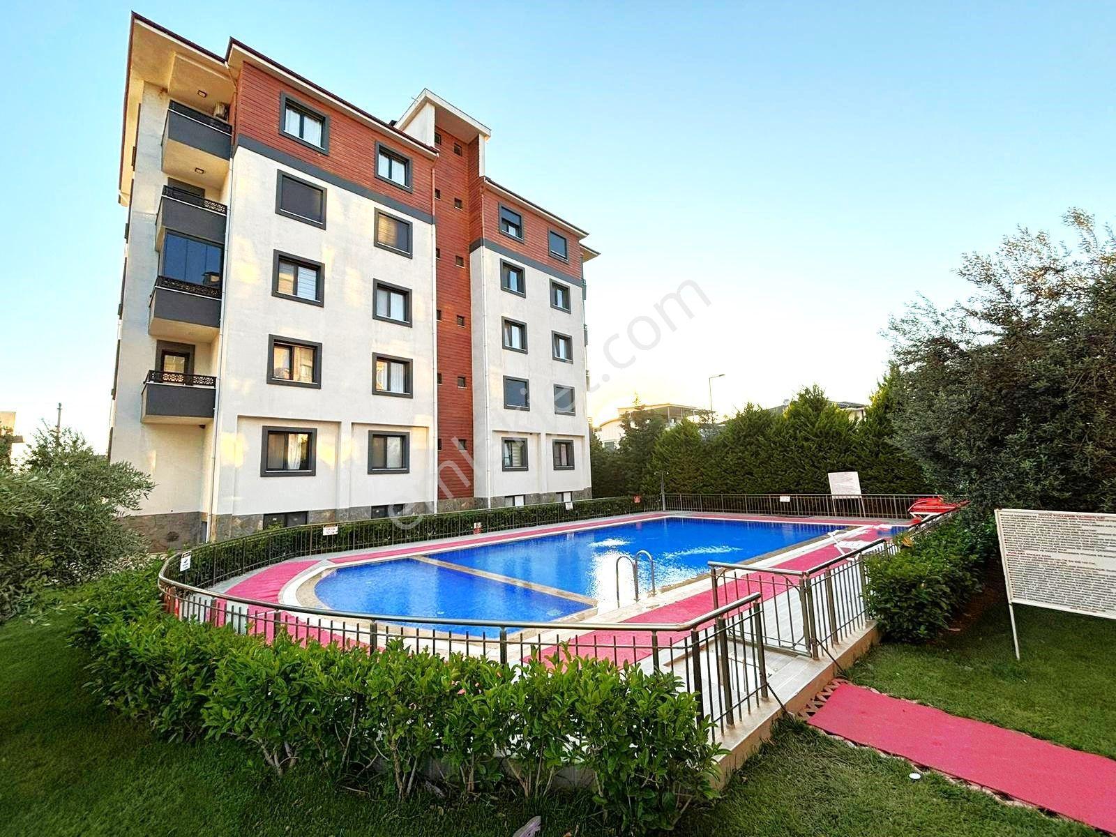 Aygül'den Burhaniye'de Full Kredili Site İçi Havuzlu Ebeveyn Banyolu Cam Balkonlu 3+1 Satılık Daire