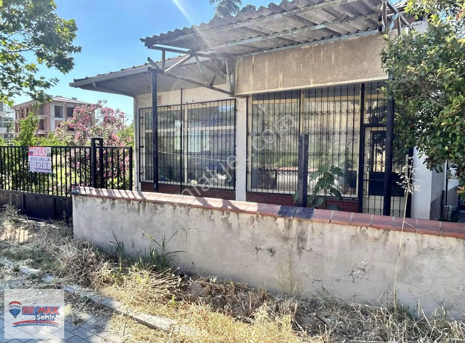 Re/max'dan Çıftlıkköy'de Ana Yola Cephelı Tıcarı+konut Ev