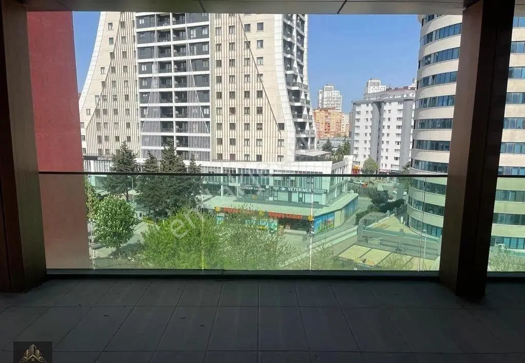 Esenyurt Cumhuriyet Mahallesi’nde Metrobüse Yakın Teraslı 1+1 Kiralık Daire