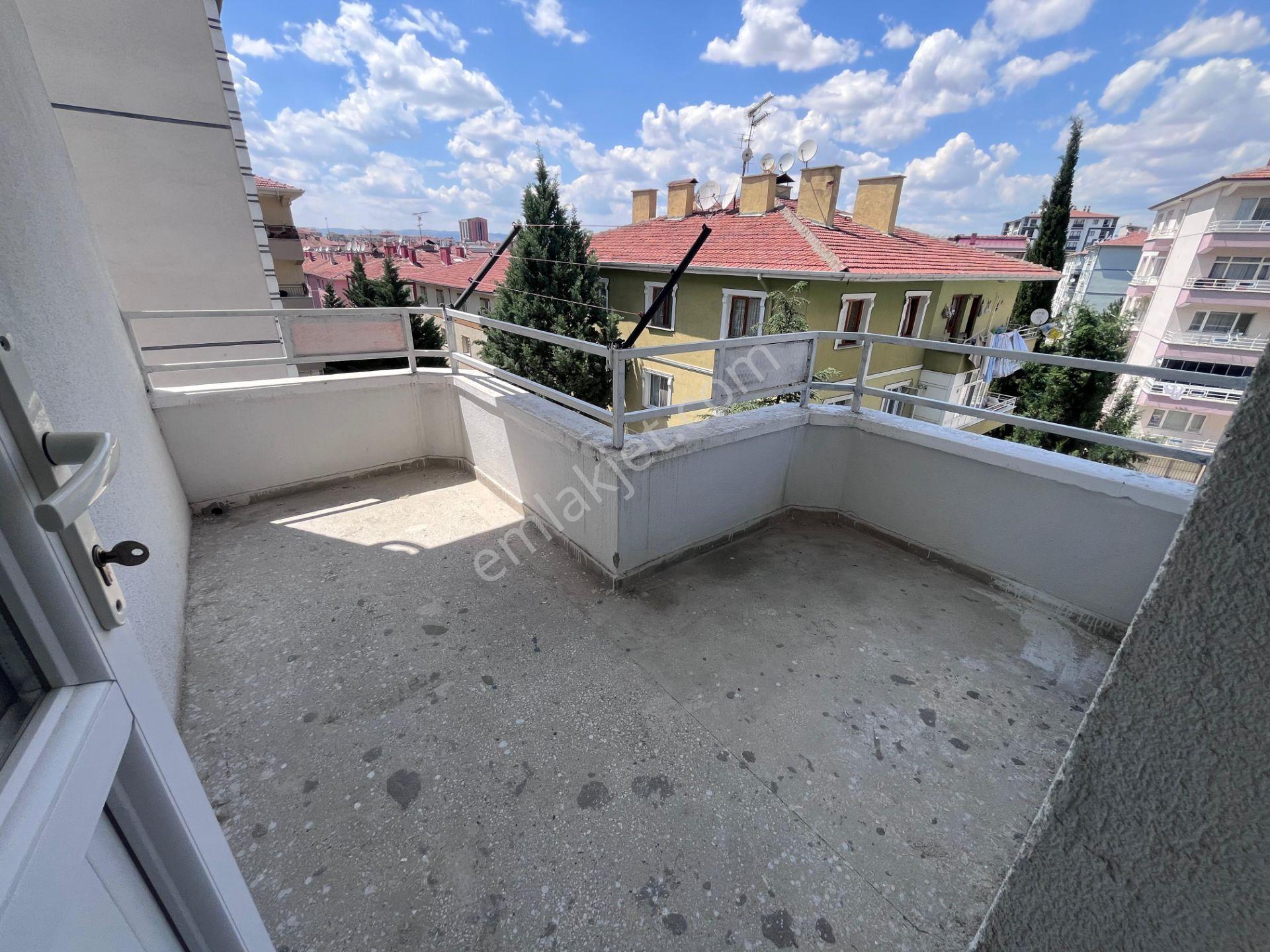 Ankara Kazanç'tan Yapılı Ara Katta Yapılı Mükemmel Konumda Kiralık 3+1 Daire - Görsel 34