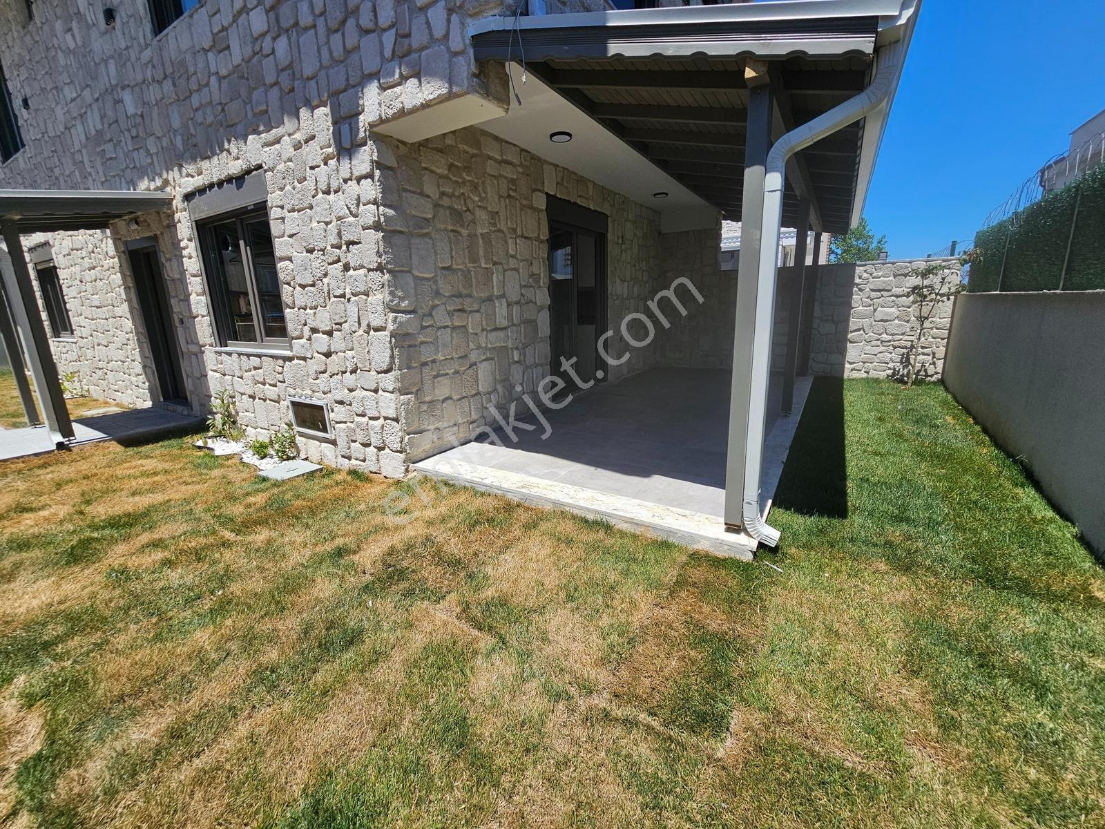 3+1 Deniz'e 50 Mt. Mesafede Ebeveyn Banyolu Satılık Villa - Görsel 18