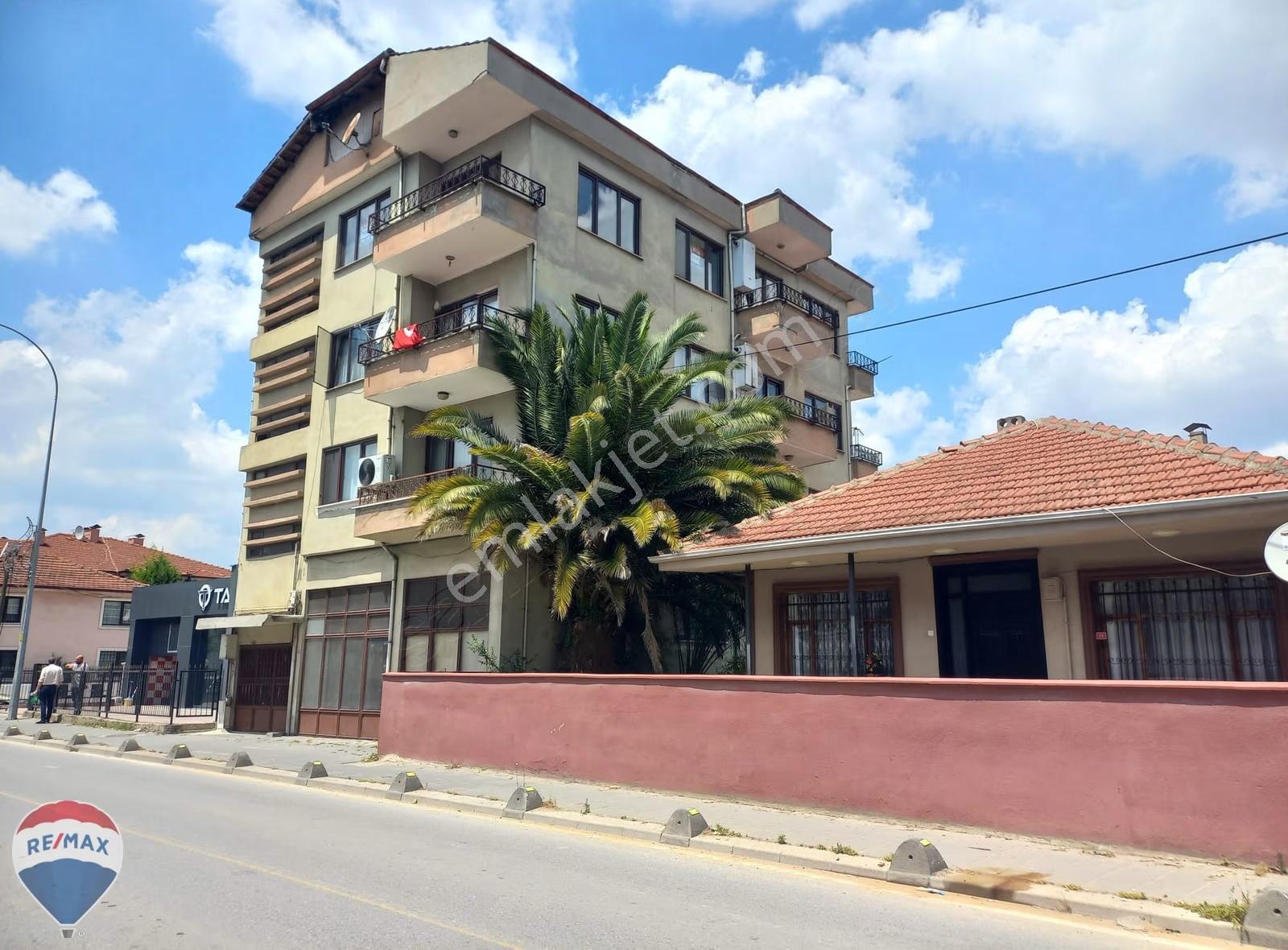 Remax Mavi-patateshali-caddeüzeri Nezih Aileapt Bakımlı Geniş3+1