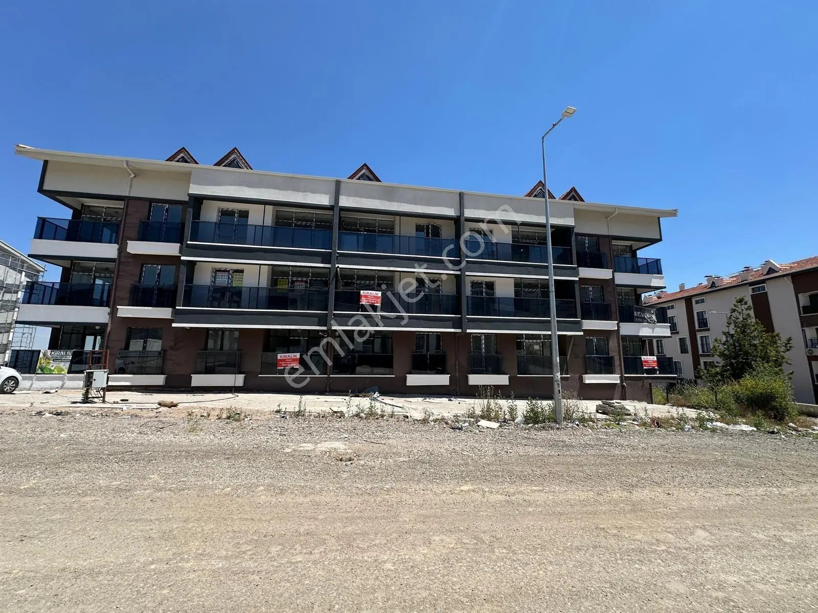 Alaçati Gayrimenkulden Incek'te Kiralik Eşyasız 1+1 Daire