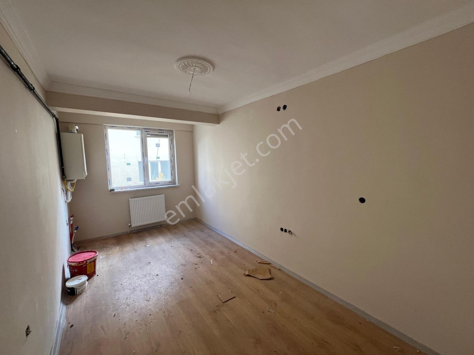 Akademi Emlak'tan Çamlıca'da Geniş Kiralık 1+1