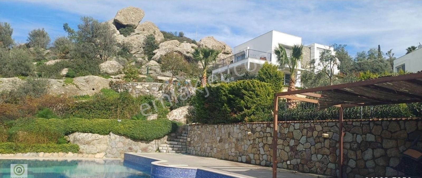 Bodrum Yalıkavak'ta Deniz Manzaralı 5+1 Köşe Konumlu Villa