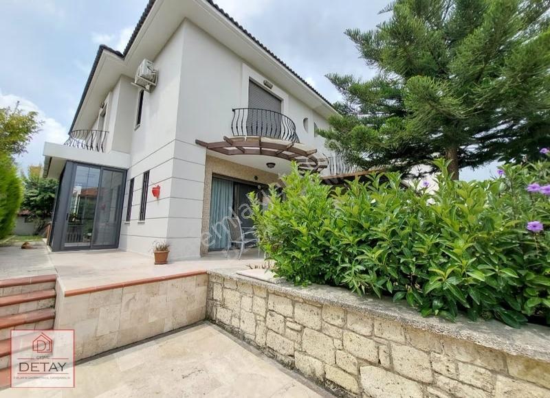 Alaçatı Merkezde Eşyalı Kiralık 3+1 Villa (200m² Bahçe)