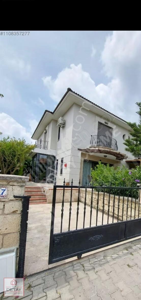 Alaçatı Merkezde Eşyalı Kiralık 3+1 Villa (200m² Bahçe) - Görsel 4