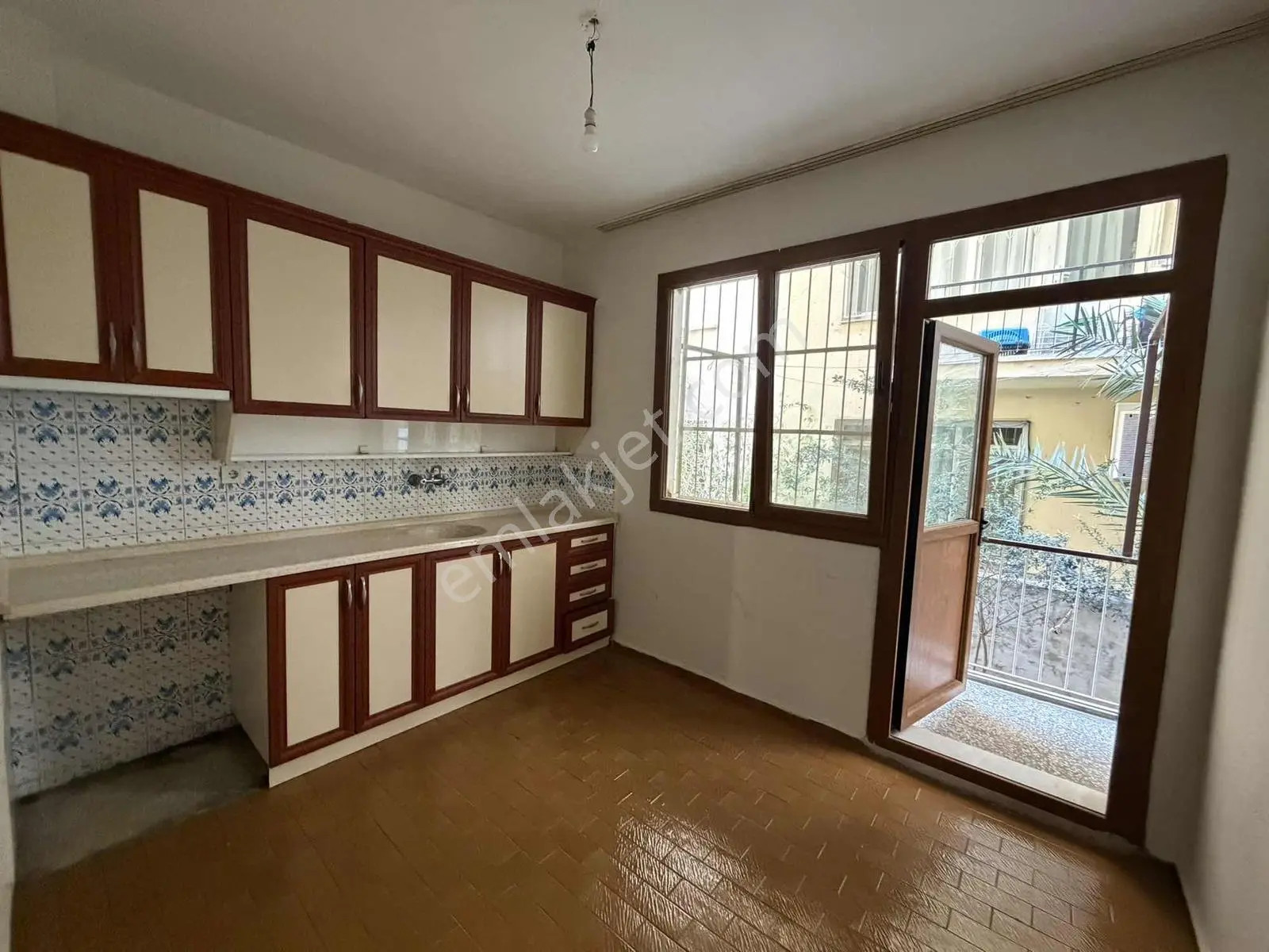 Çay Mah.kapalı Pazar Yeri Yakını 3+1 Kiralık Daire