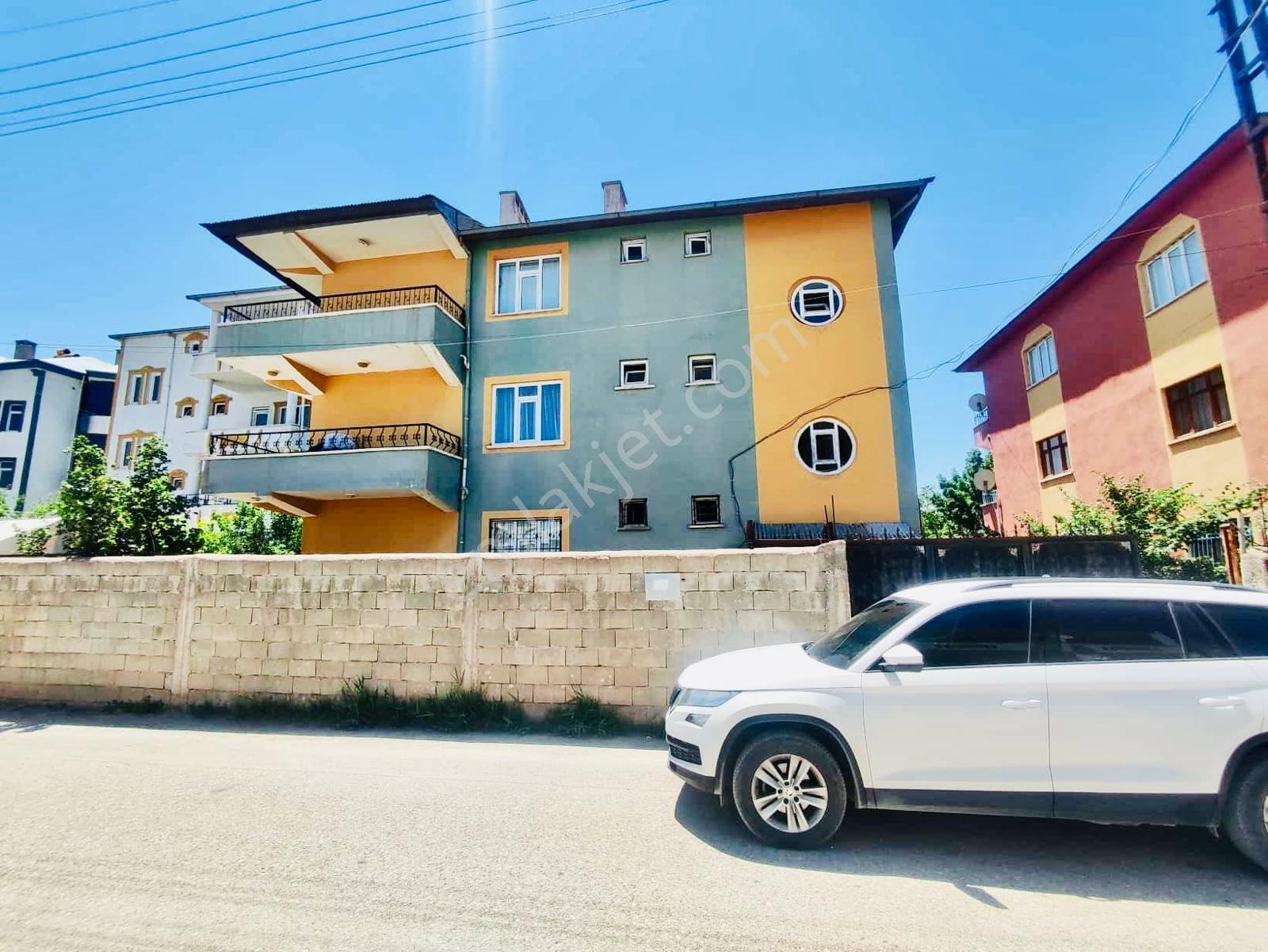 Hazar'dan Abdurrahman Gazi'de 3 Katlı, Bahçeli Müstakil Bina!!!