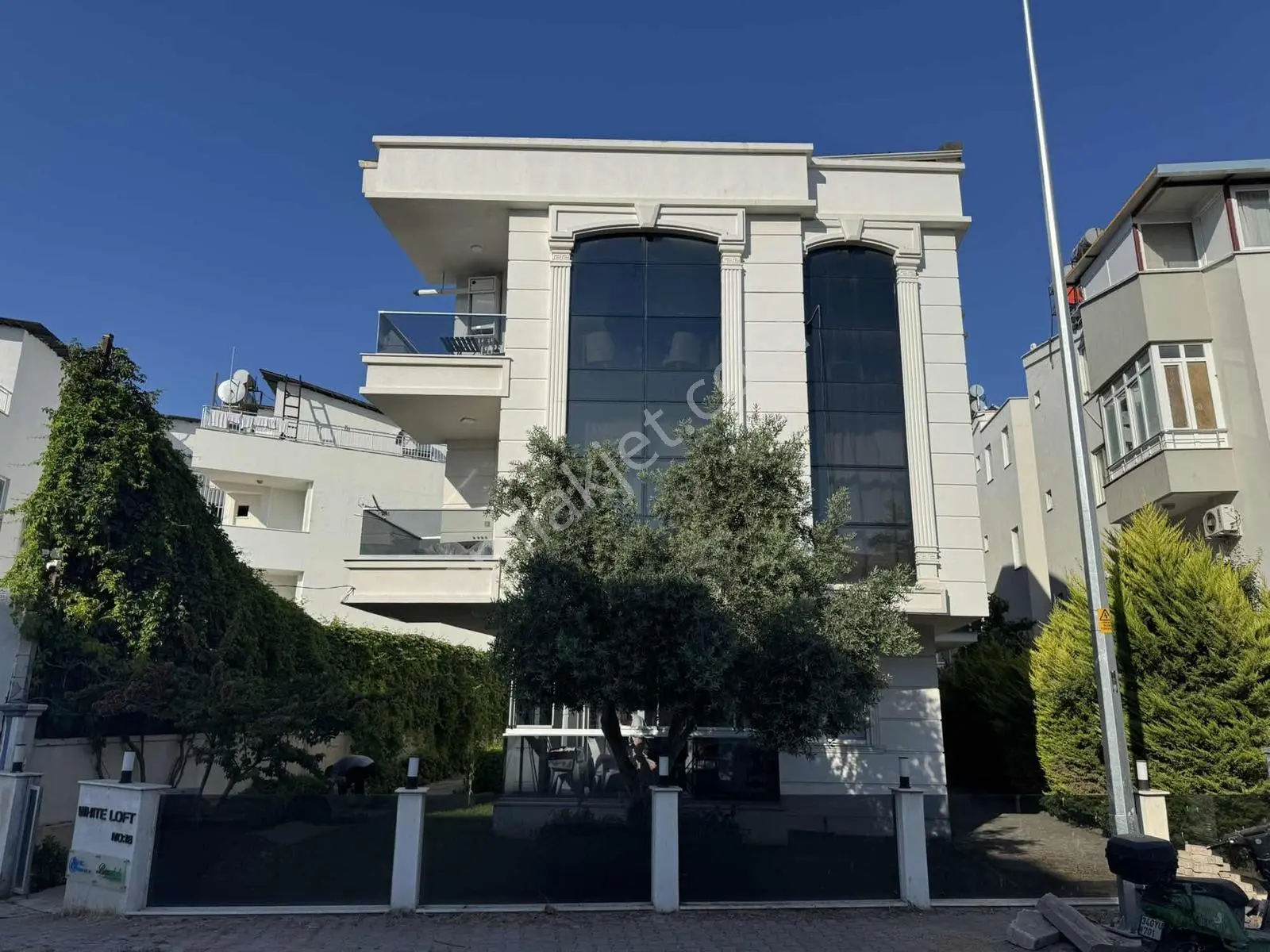 Güzeloba Mahallesinde Eşyalı Satılık 1+1 Daire