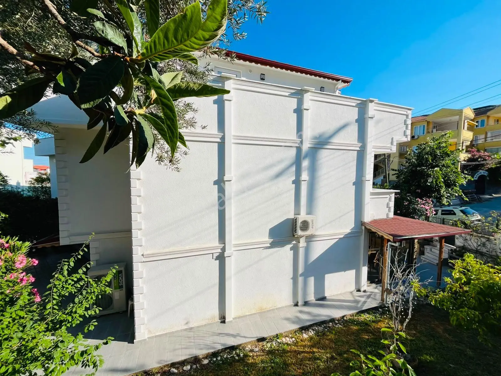Altınoluk Merkezi Konum Da Site İçerisinde Bağımsız Girişli Bağımsız Bahçeli 5+1 Villa - Görsel 3