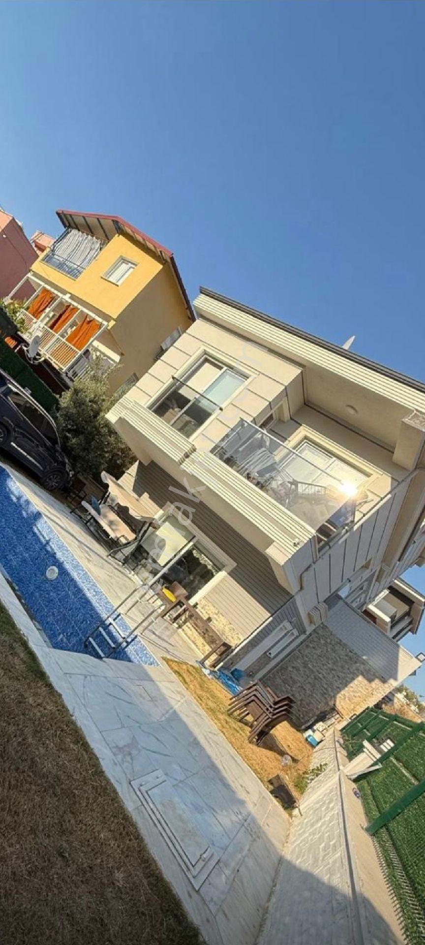 Kuşadası Davutlarda Özel Havuzlu Özel Otoparklı Full Eşyalı 3+1 Satılık Yeni Villa.