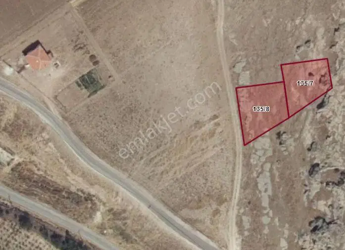 Sevinçli Köyde Satılık Arsa 135 . 8 . 606 M