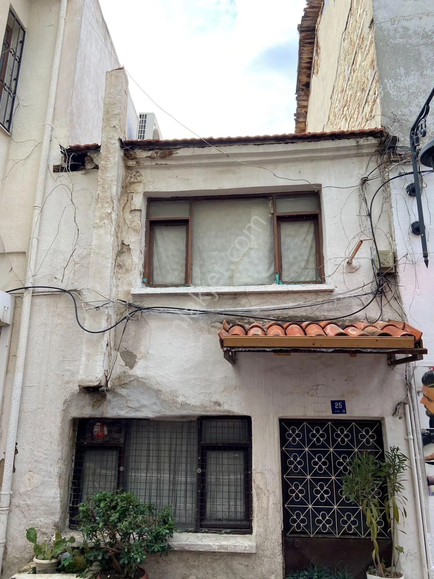 Satılık Kuşadası Kaleiçinde İşyeri Yapmaya Uygun İki Katlı Konut - Görsel 3