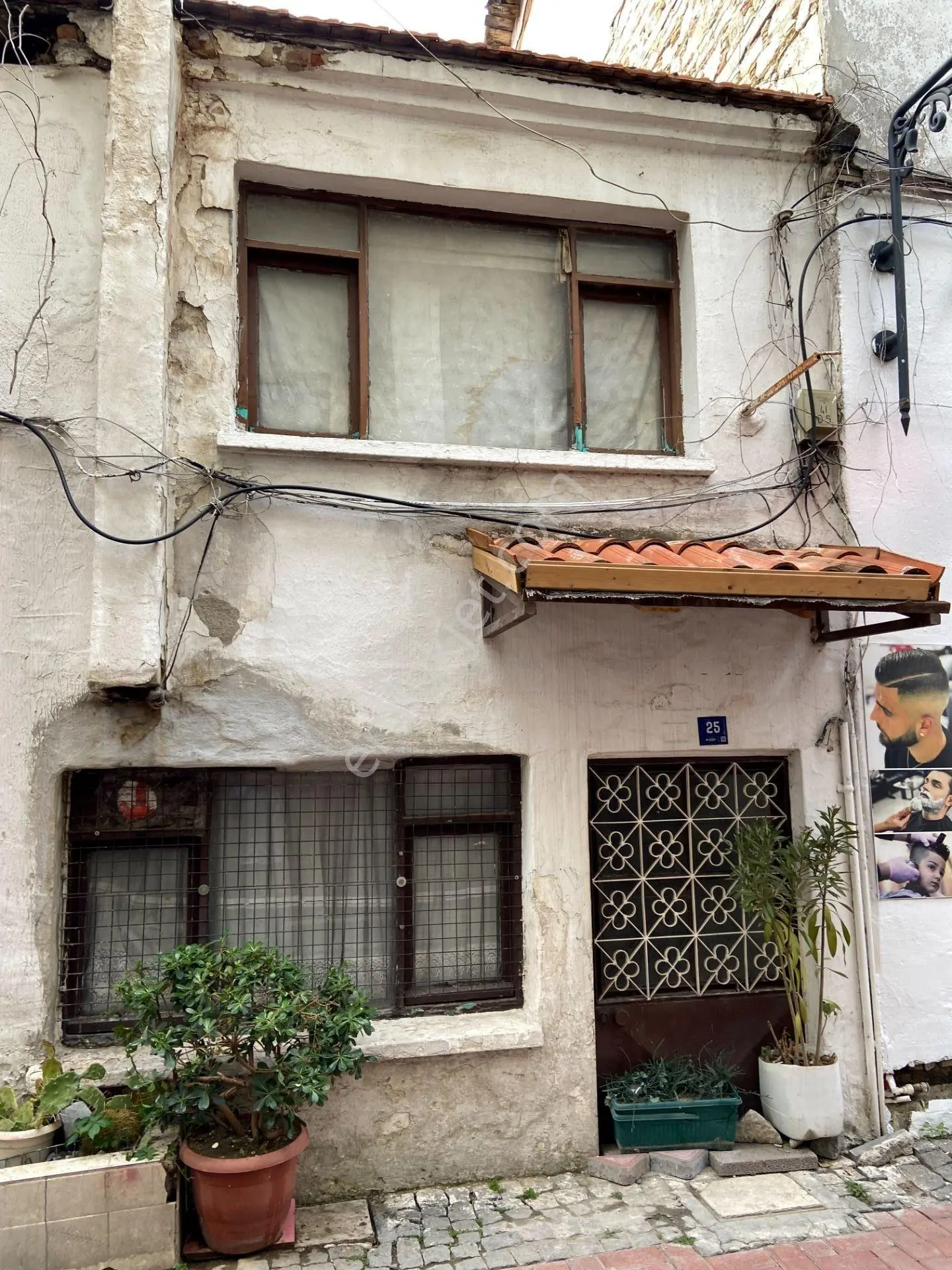 Satılık Kuşadası Kaleiçinde İşyeri Yapmaya Uygun İki Katlı Konut