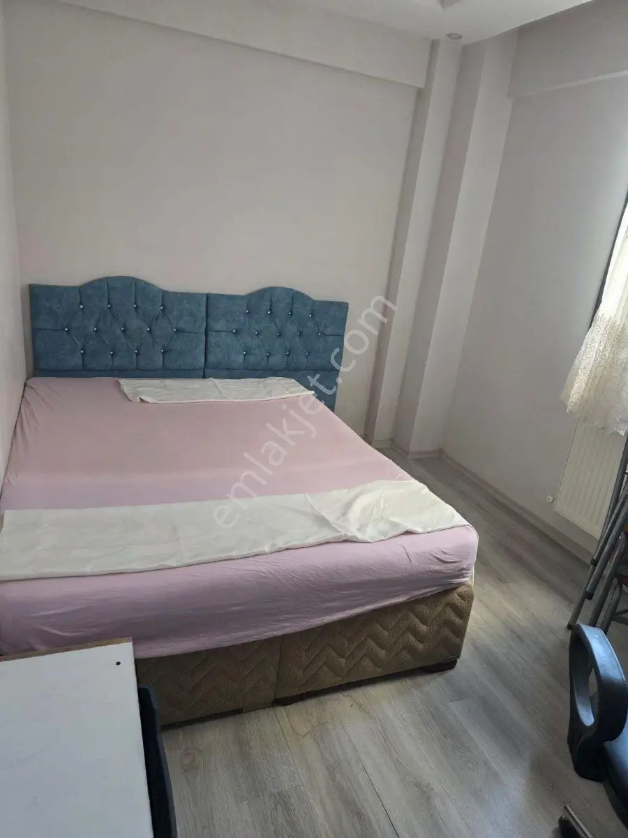 Muradiye'de Ana Cadde Dibinde Organizeye Yakın Eşyalı