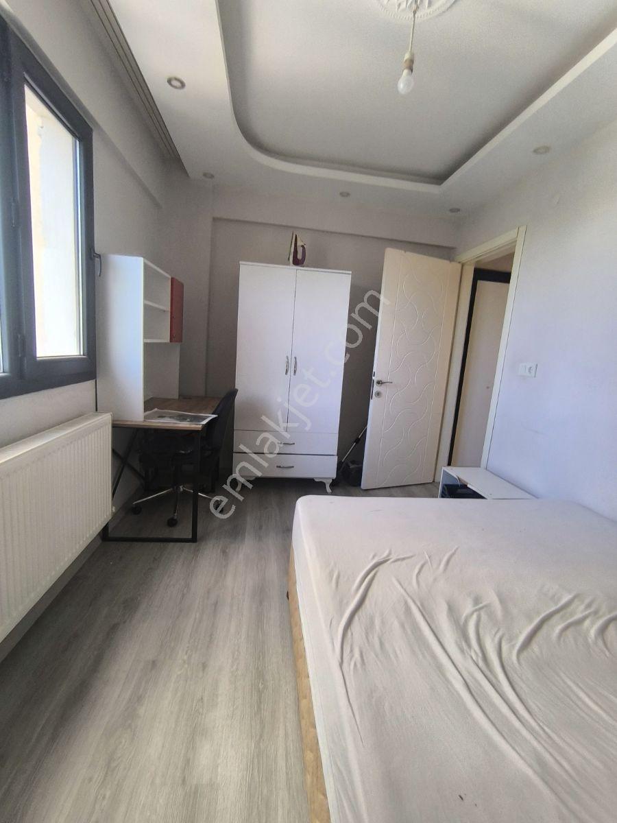 Muradiye'de Ana Cadde Dibinde Organizeye Yakın Eşyalı