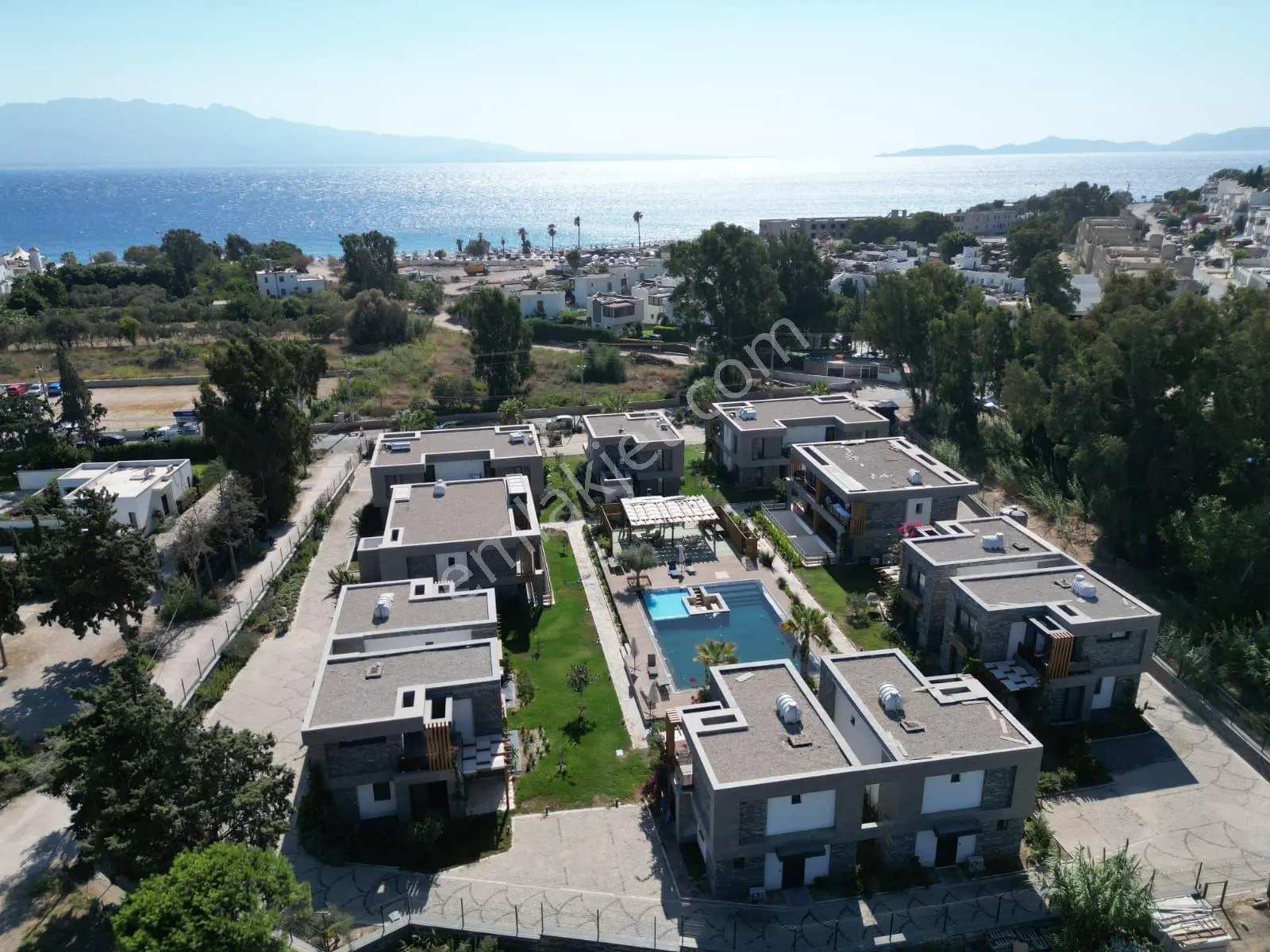 Denize 50 Metre Mesafe'de Güvenlikli Havuzlu 4+1 Villa !
