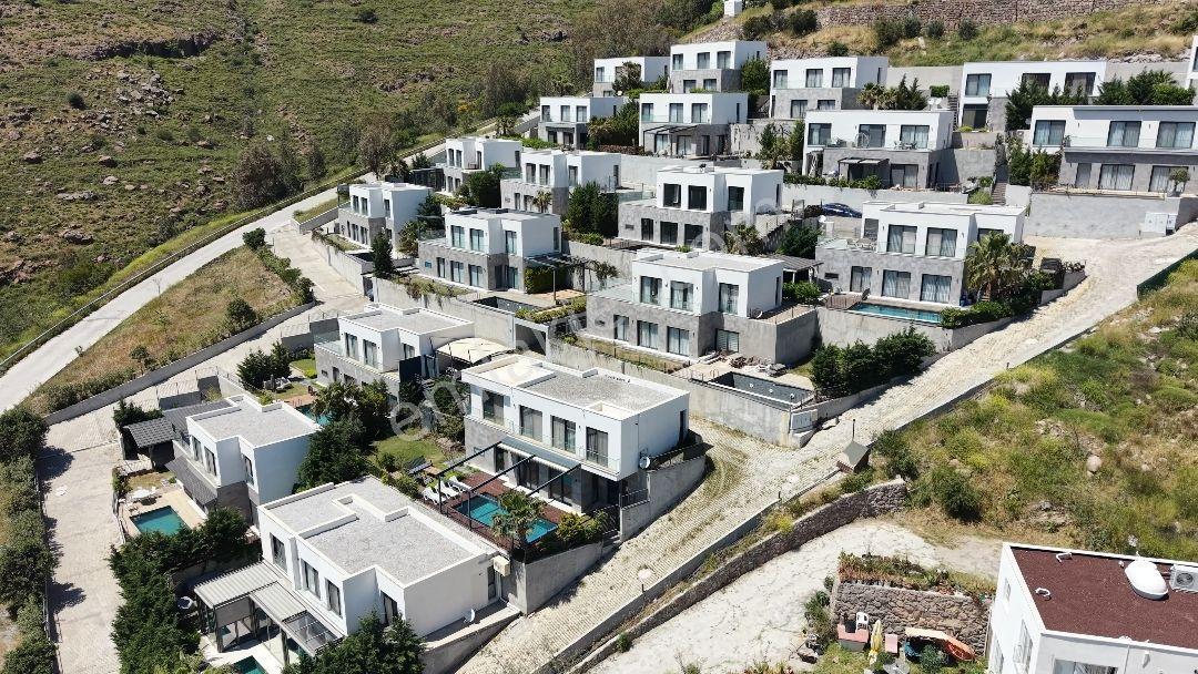 Ortakent Yahşi'de Site İçi 4+1 Havuzlu Deniz Manzaralı Villa ! - Görsel 6