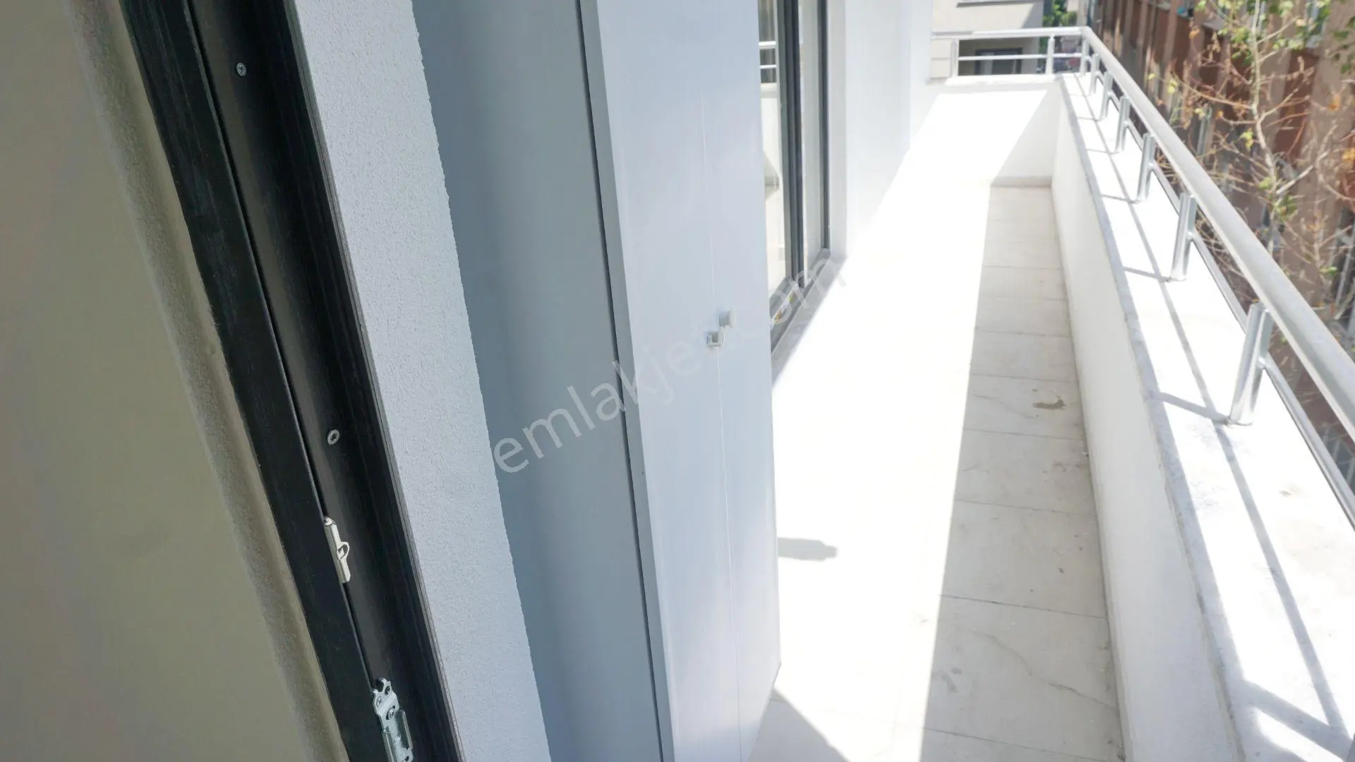 Meral R1754 Yeni 5 Yaş Kapalı Otopark Asansörlü Bina 2+1 Ara Kat - Görsel 5