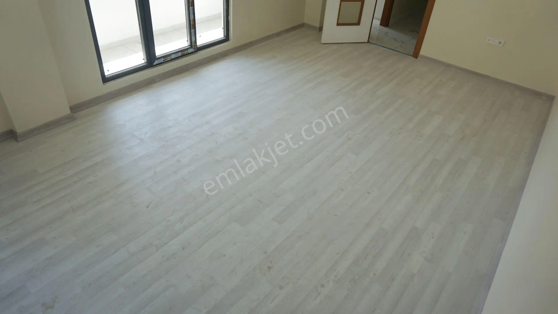 Meral R1754 Yeni 5 Yaş Kapalı Otopark Asansörlü Bina 2+1 Ara Kat - Görsel 4