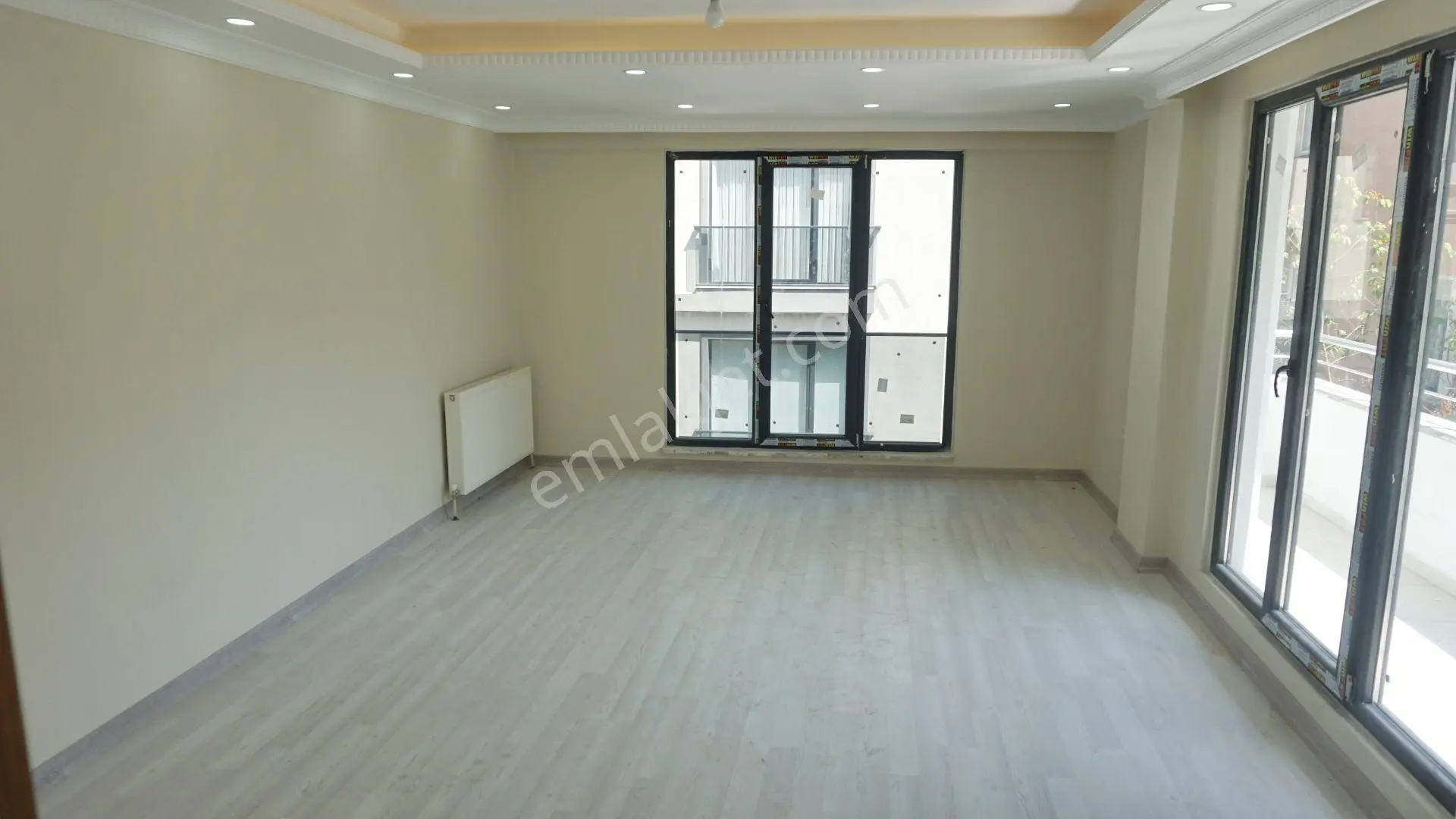 Meral R1754 Yeni 5 Yaş Kapalı Otopark Asansörlü Bina 2+1 Ara Kat