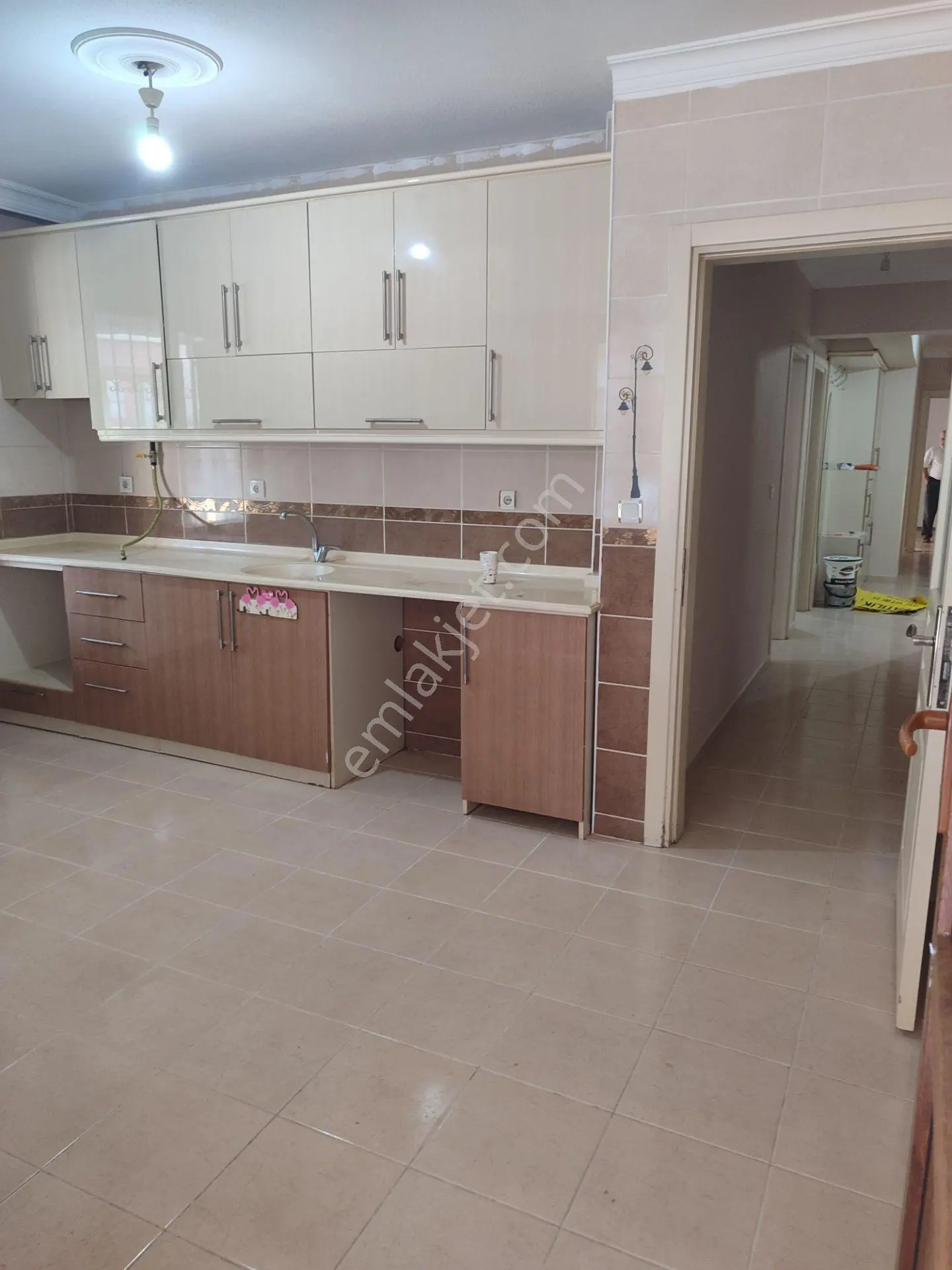 Kemalpaşanın Merkezinde Acil Satılık 4+1 Doğalgazlı Daire