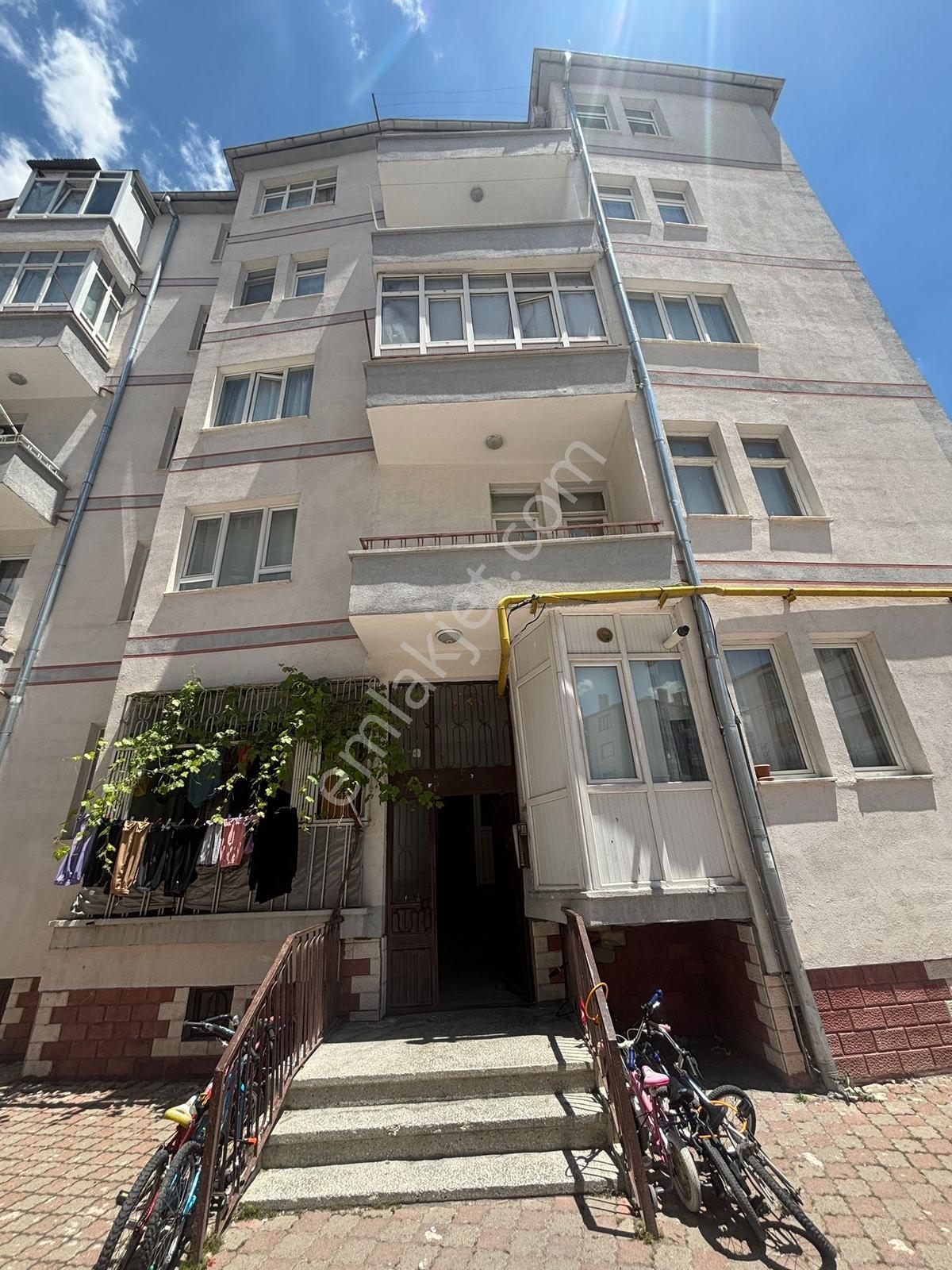 Ziya Gökalp Mahallesinde Mükemmel Konumda Satılık 3+1 Daire
