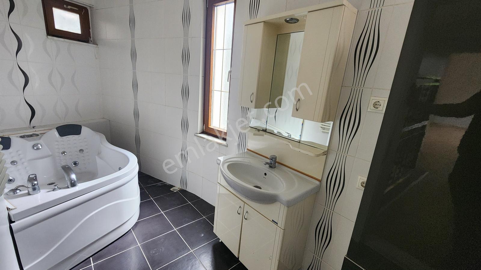 Kariyer'den Kemalpaşa Mah. 5+1 220 M² Kiralık Tripleks Villa - Görsel 33