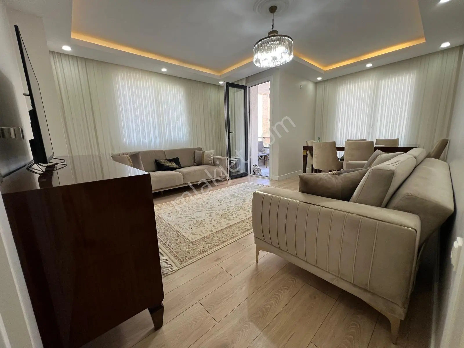 Yenibosna Zafer Mahallesinde Satılık 3+1 Daire Ara Kat Tek Daire Üzerine 3 Cepheli