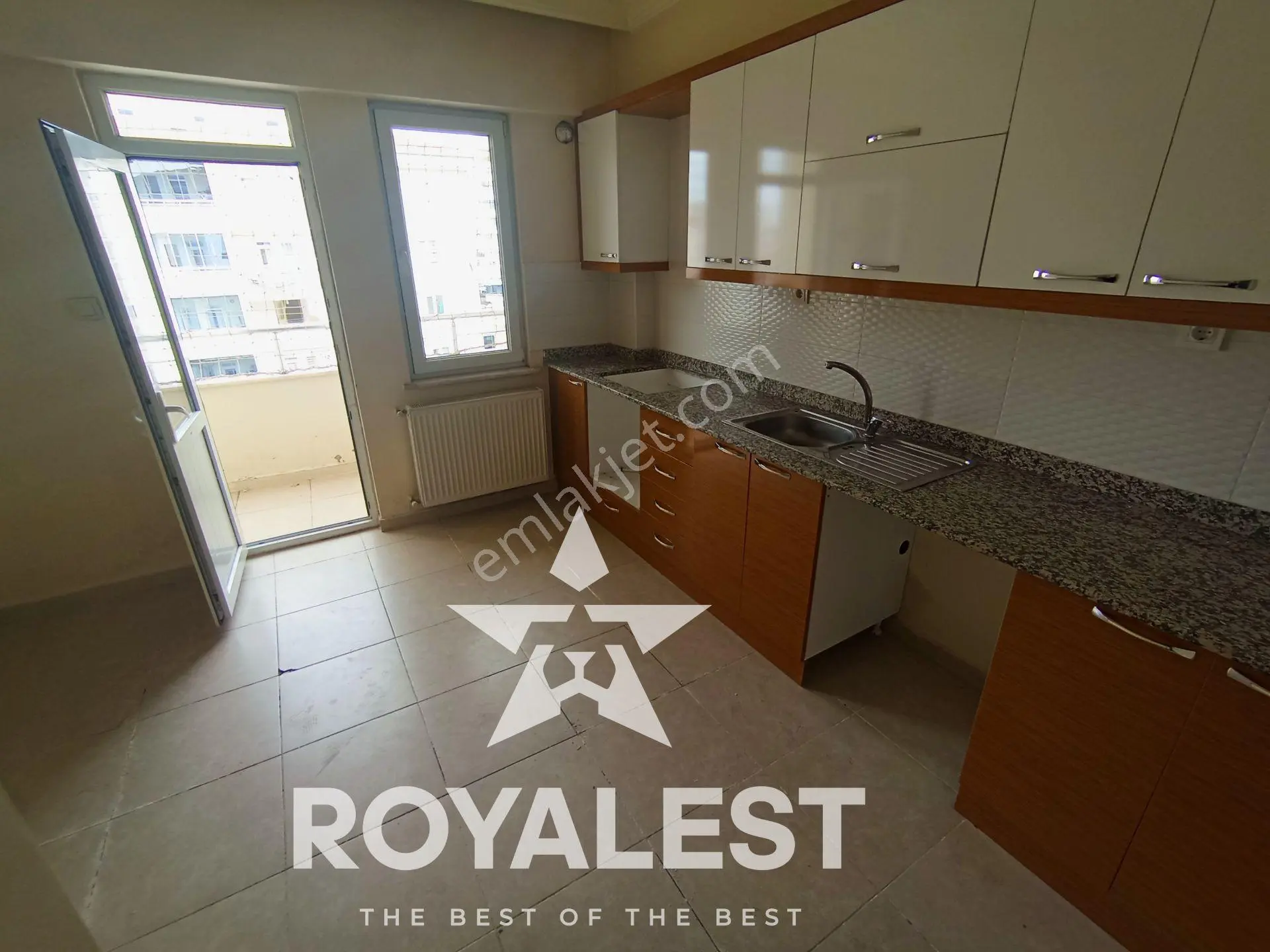 Royalest'ten 3 Balkonlu Ve 3 Cepheli Bakımlı 3+1 Daire - Görsel 2