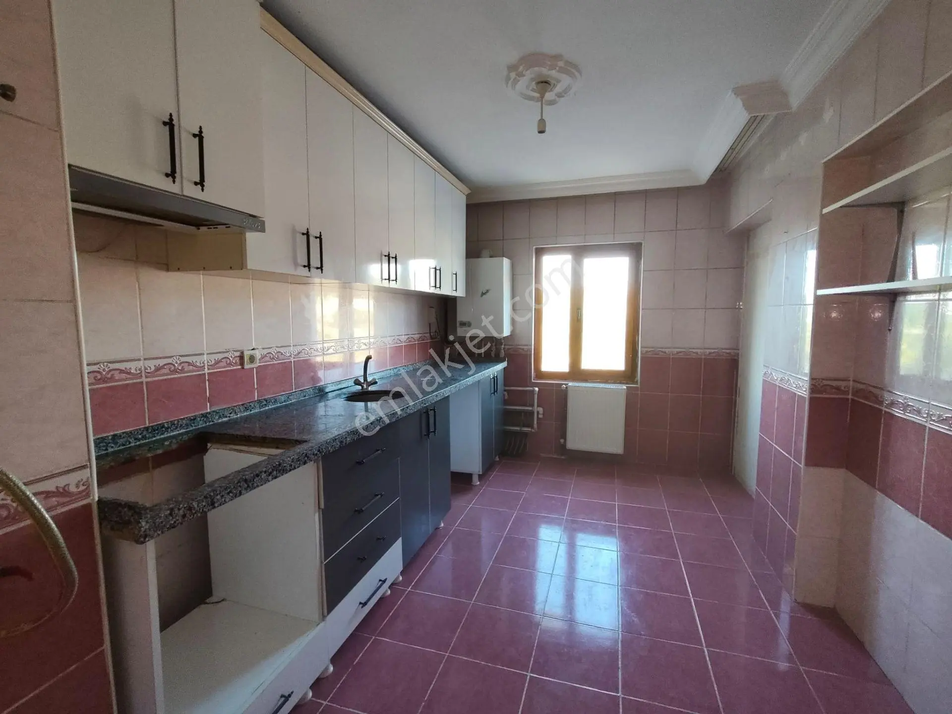 Yılmaz Gayrimenkul Tandoğan Mah 3+1 2. Kat Konumunda 22 Bin Tl Merkezi Konumda Yapılı Daire 125m2..