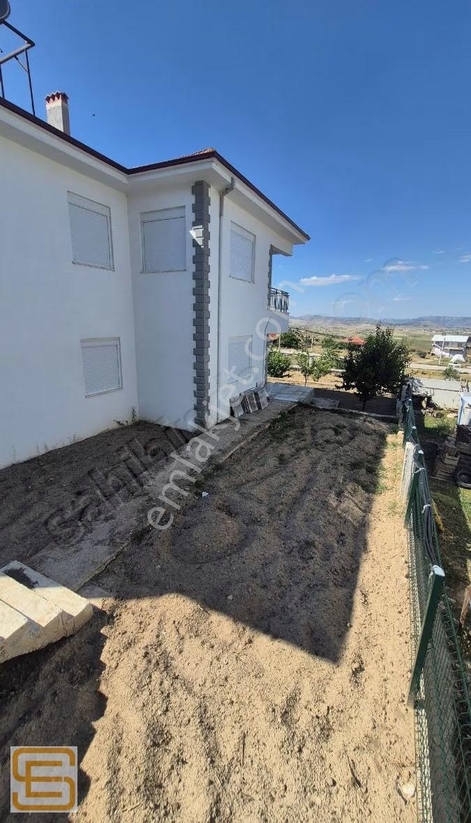 Küçükköyde Eşsiz Vadi Manzaralı, Geniş Bahçeli Ve Eşyalı Satılı - Görsel 3