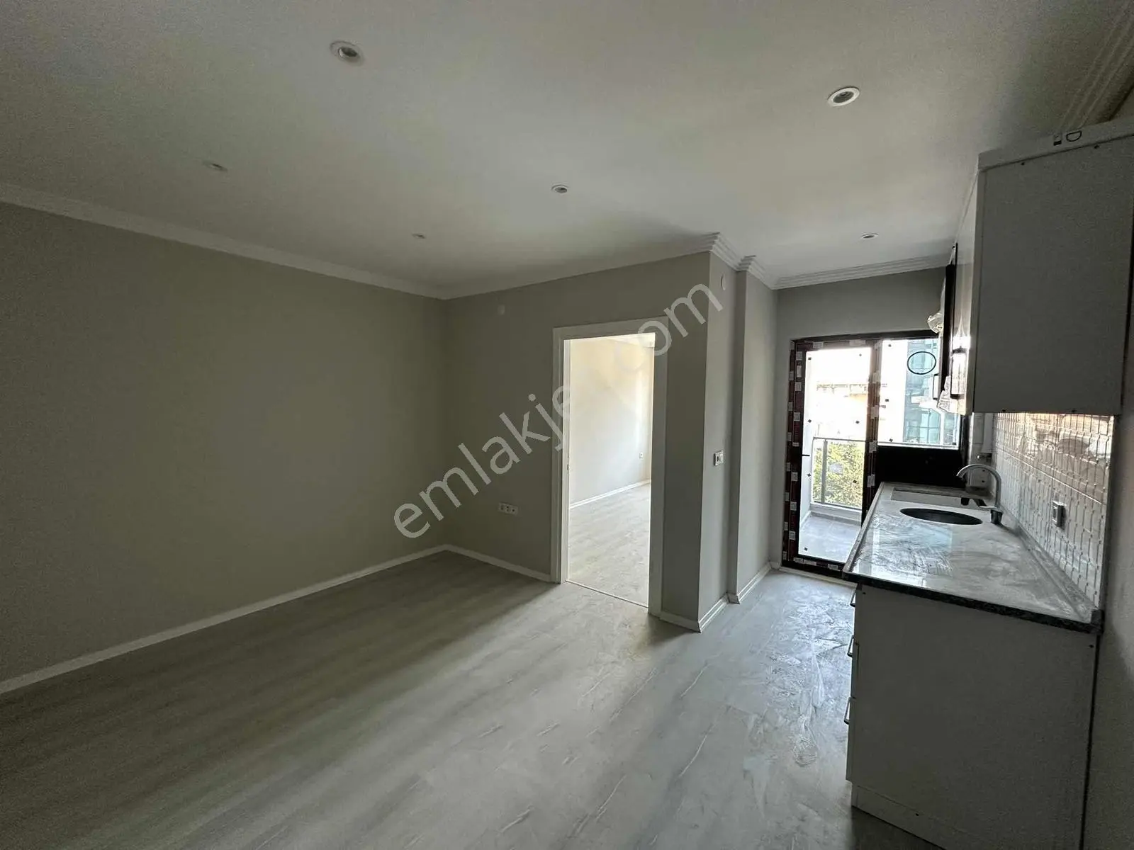 Nef Önü Cadde Üzerinde Sıfır Eşyasız Kiralık 1+1 - Görsel 9